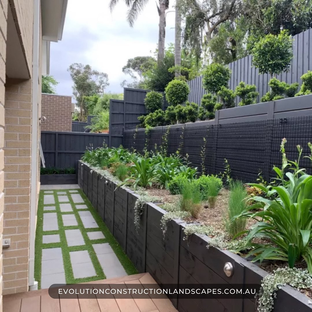 Having a small outdoor space doesn't mean settling for 'shrubs and gloom'!

With a little TLC and a whole lot of greenery, you can turn it into your very own outdoor oasis, proving that greatness can indeed come in small packages! 🌱

[📷 Pinterest]
