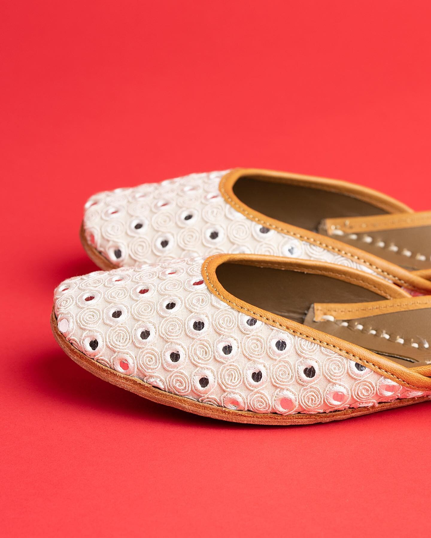 Gift local, gift small and gift unique this holiday season. Our 100% handmade jutti flats are genuine leather, super comfortable and most beautiful pair of flats you&rsquo;ll ever gift(to yourself or someone). #christmasgiftideas #holidays2022 #holid
