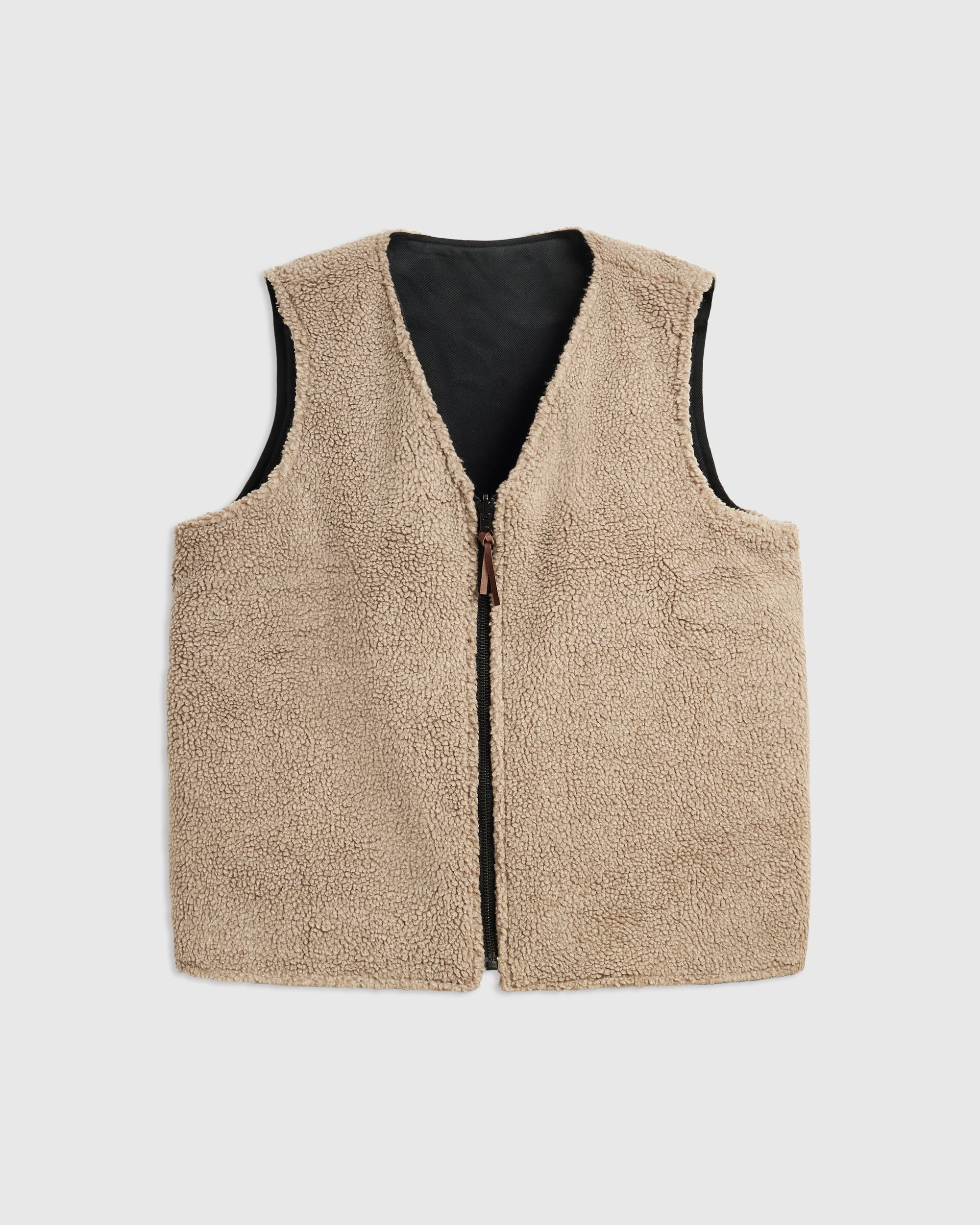 CafeMountain_AW24_ForagerVest_BlackLimestone_3.jpg