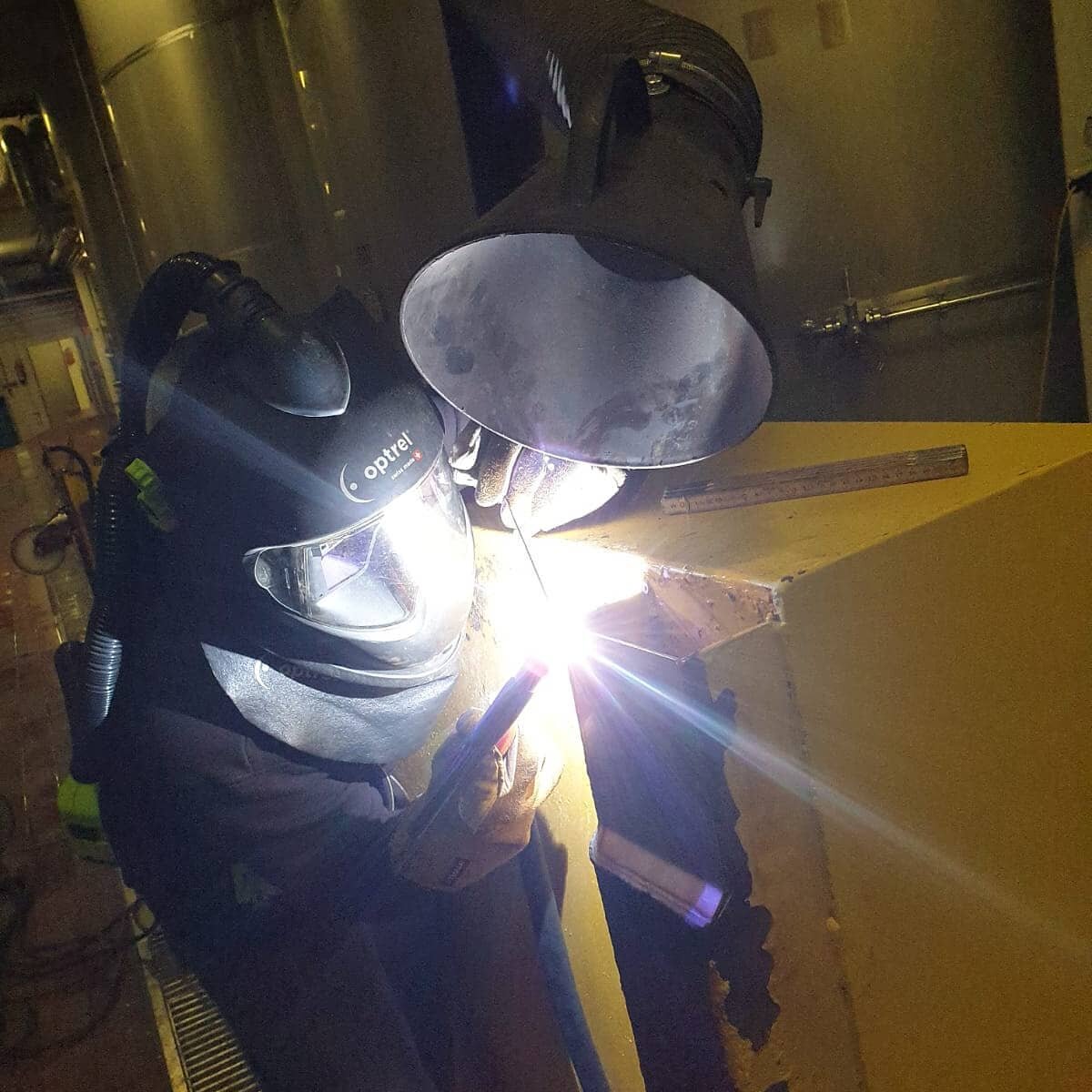 Reparaturverschwei&szlig;ung am Edelstahlbeh&auml;lter vor Ort - f&uuml;r unseren Schwei&szlig;experten David kein Problem👌
#metalltechnik
#stainlesssteel 
#tig
#welding