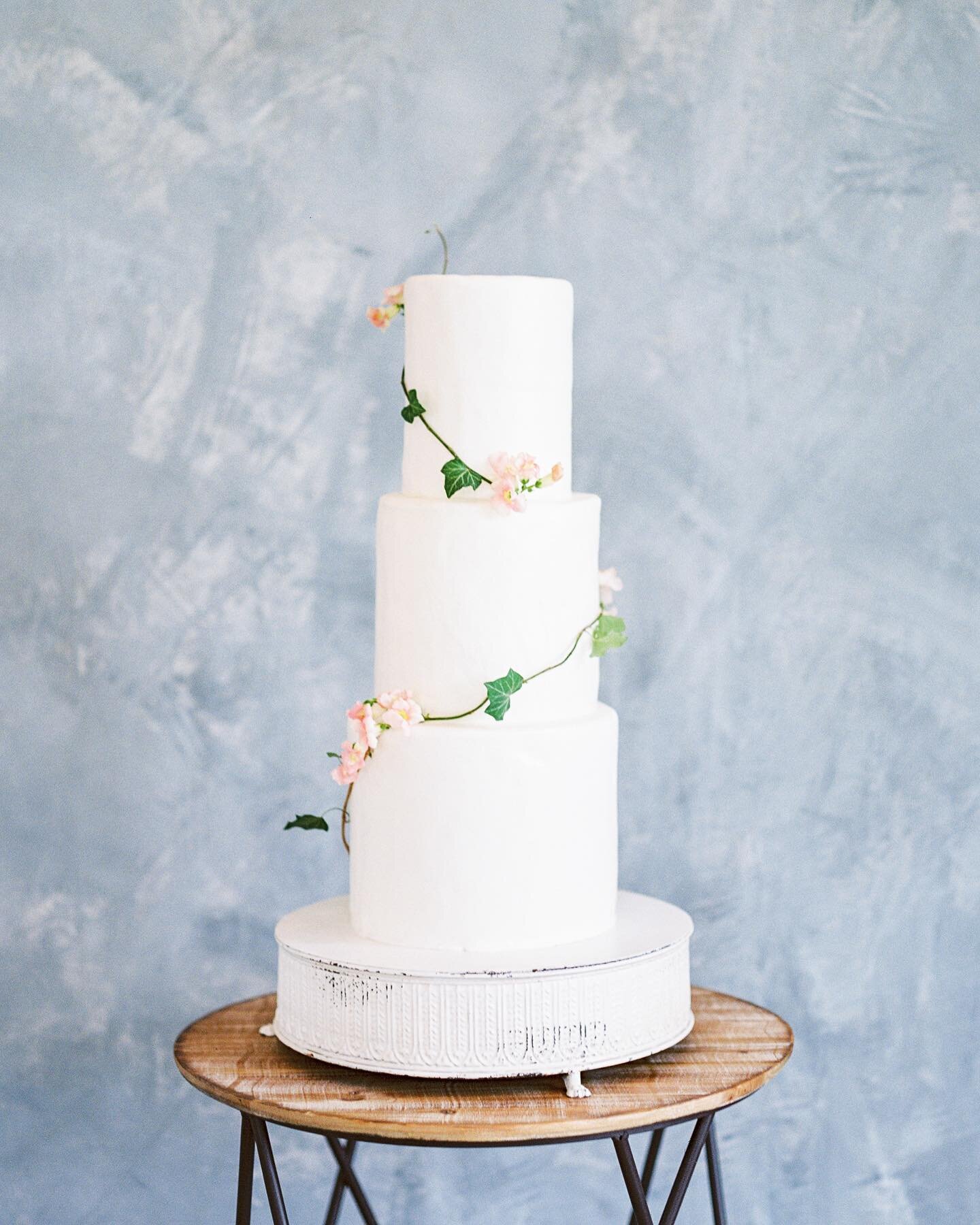 This cake. Crisp white with delicate blooms