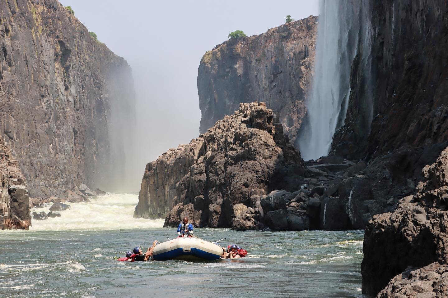 Botswana | Zimbabwe | Zambia 🛶🚁

Wrapping up what&rsquo;s likely my final official post of the year (😢) by highlighting 3 countries unique in biodiversity, terrain, and feel. Top moments:

&bull; Rafting the Mighty Zambezi
&bull; Copiloting over V