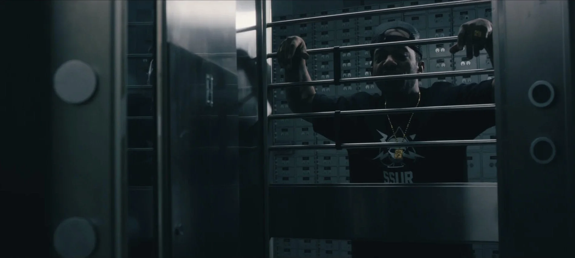 Screenshotter--Vimeo-DwagieMansionnSecurityfeatMobbDeepOfficialMusicVideo-1’08”.jpg