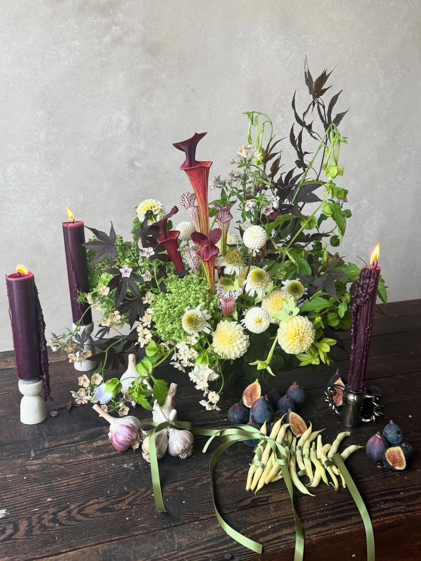 Life&rsquo;s better when your wax beans and garlic have some ribbon. 🫛🧄 Snippets from a play day with @flowers_by_karis at her Midsummer Workshop. So grateful for Karis and my loves @hyssop.floral @hyssop.studio for being the best hosts and allowin