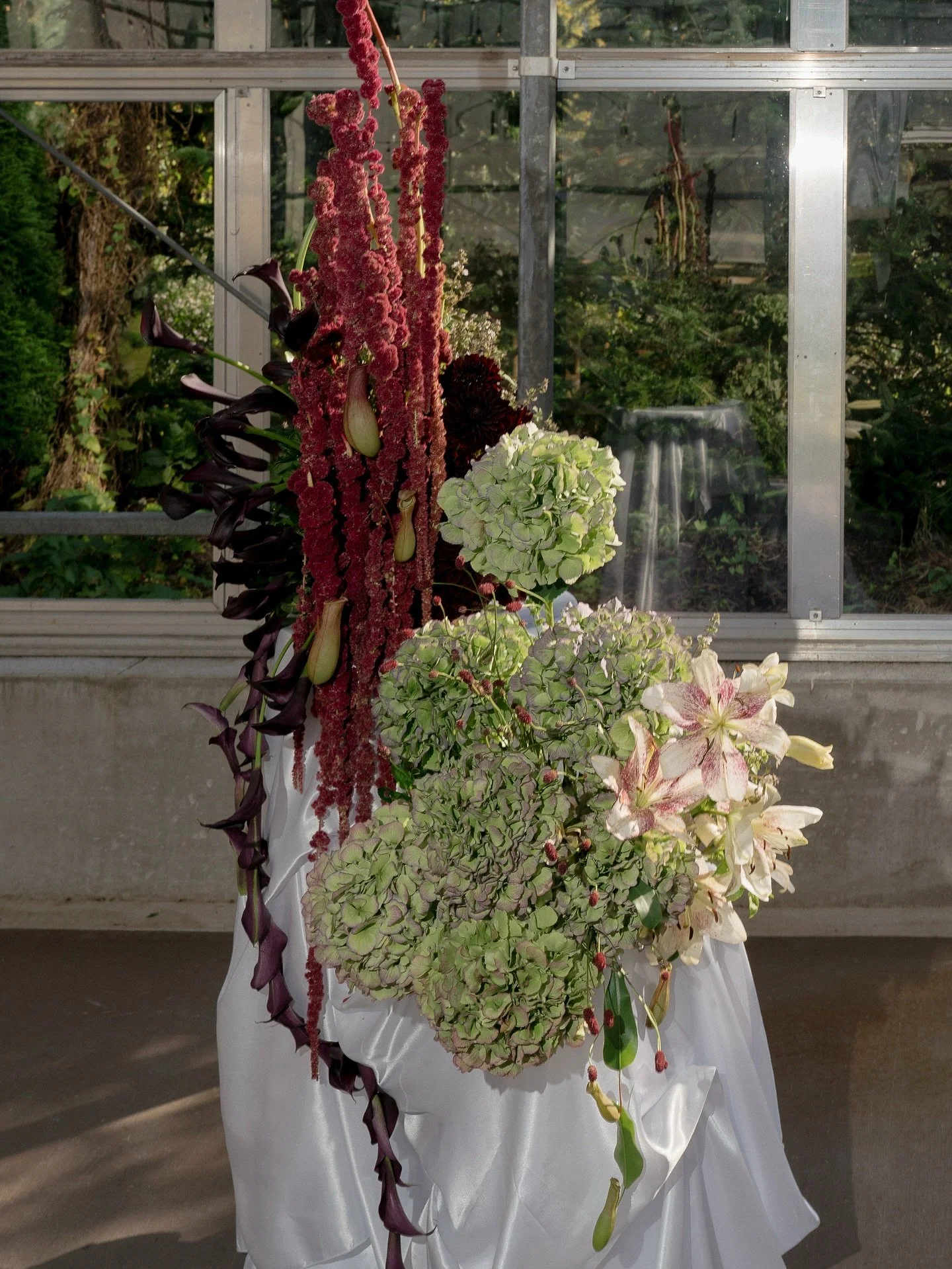 Was feeling so inspired by both pitcher plants and trailing calla lilies I just had to add both into Katelyn and Jared&rsquo;s ceremony pieces. 🕊️🥀🪽🐉🍃🫧🍇Their only request for the pieces was something sculptural, and for it to be less about an 