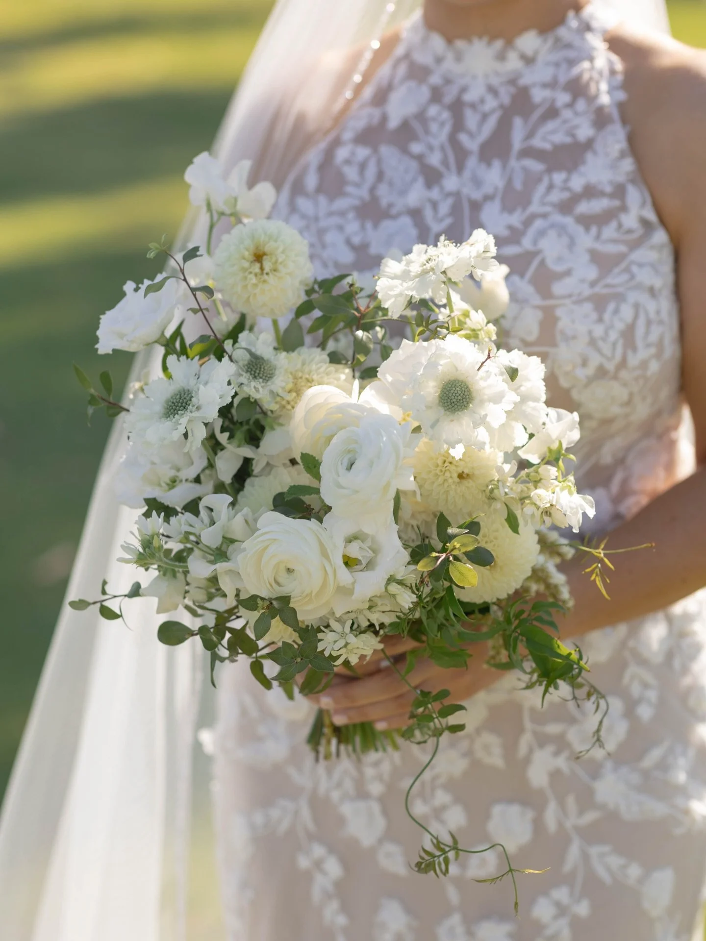 I always find something I am most drawn to in photos is the way the sun light is captured with the flowers. These shots of Geraldine and Alex&rsquo;s day took my breath way. I adore way the California golden hour warmth can be felt through each imagi