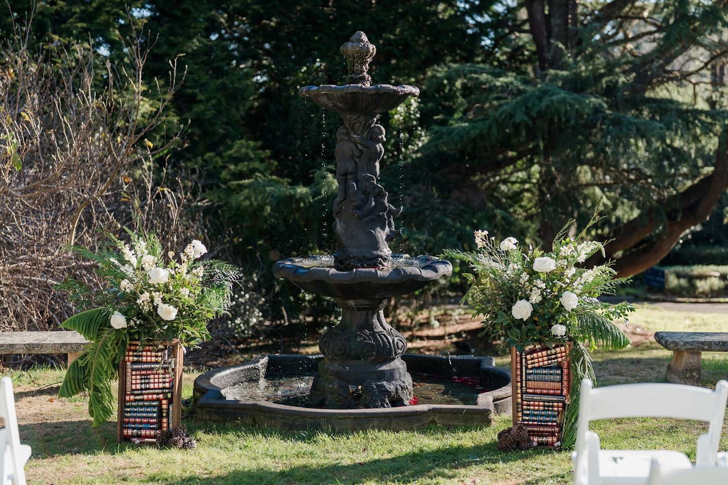 We love to see glimpses of a couples&rsquo; personality sprinkled throughout their big day- like Maria and Nick with this delightful &lsquo;bookended&rsquo; ceremony set up.

Photography: @zinettehopperphotoandfilm 
Flowers: @roseydays_ 

#TheRoberts