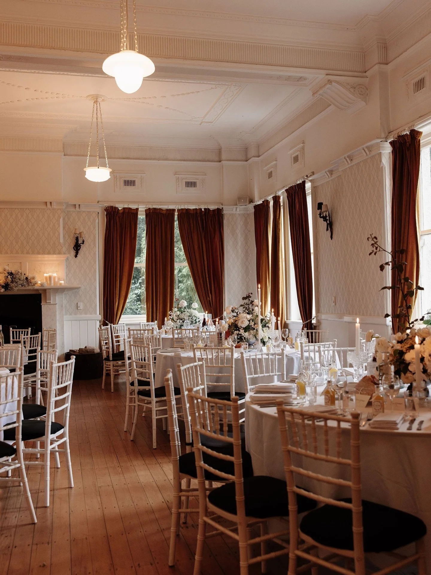 Dining room details from Angelene and James 🤍

Captured by @aleishaedwardsweddings 
Florals by @francisfloristry 

#Southernhighlandweddings #therobertsonhotel #therobertson #weddingreceptiondecor