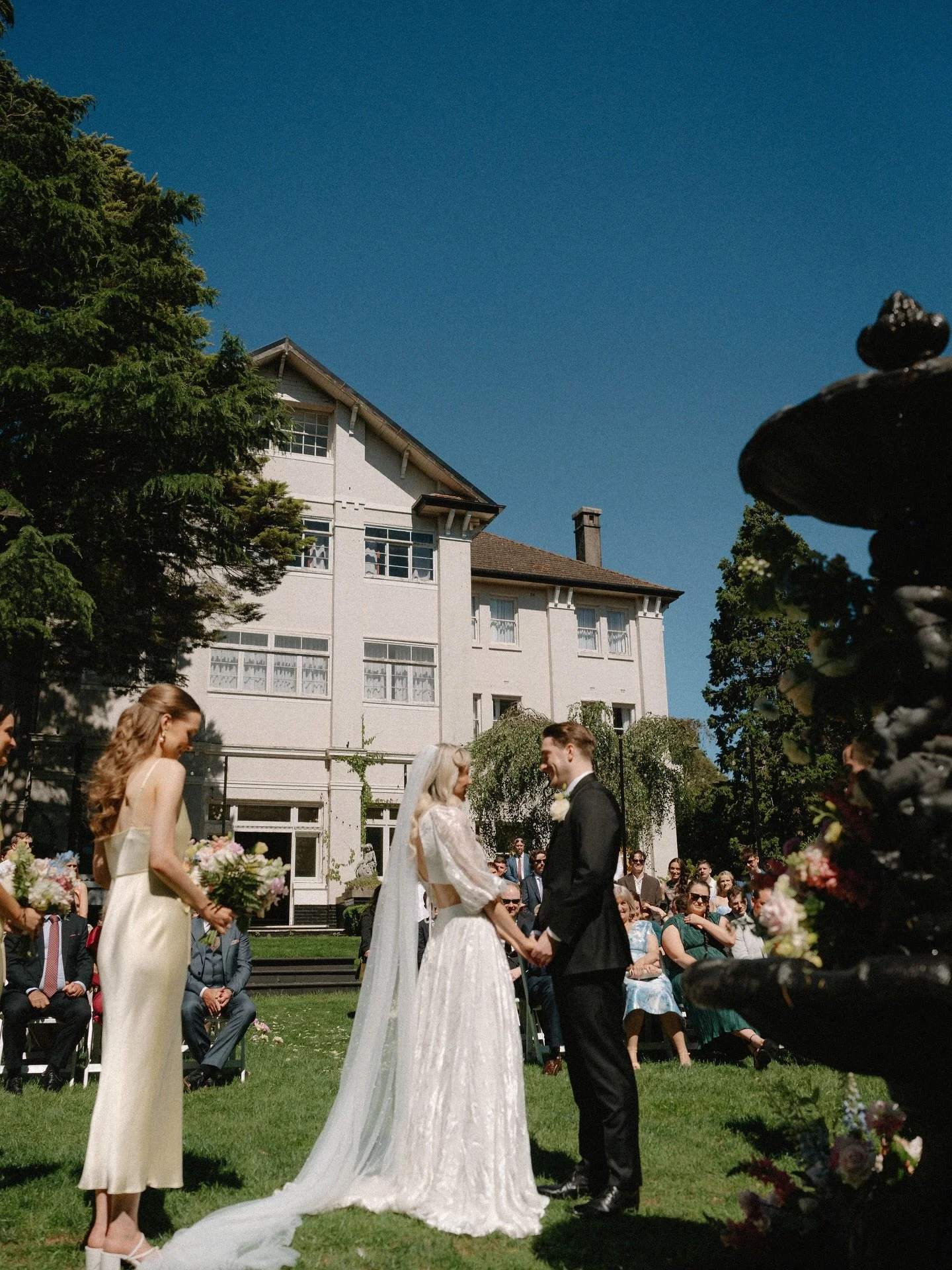 Summer Lovin&rsquo; at its best. Congratulations Immy &amp; Cameron 💛 🥂

Photography 📸 @momentsphotographyau
Florist 💐 @taylormadebouquets
Venue 🏨 @therobertsonhotel @therobertsonweddings
Videographer 🎬 @danwillmedia
Acoustic singer and DJ and 