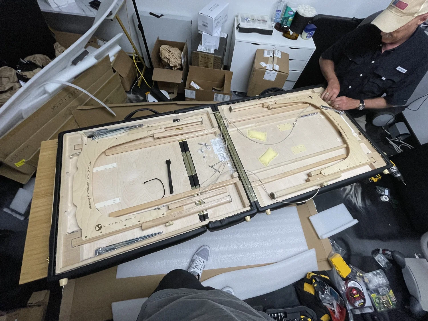 Massage table laying flat with legs folded inside
