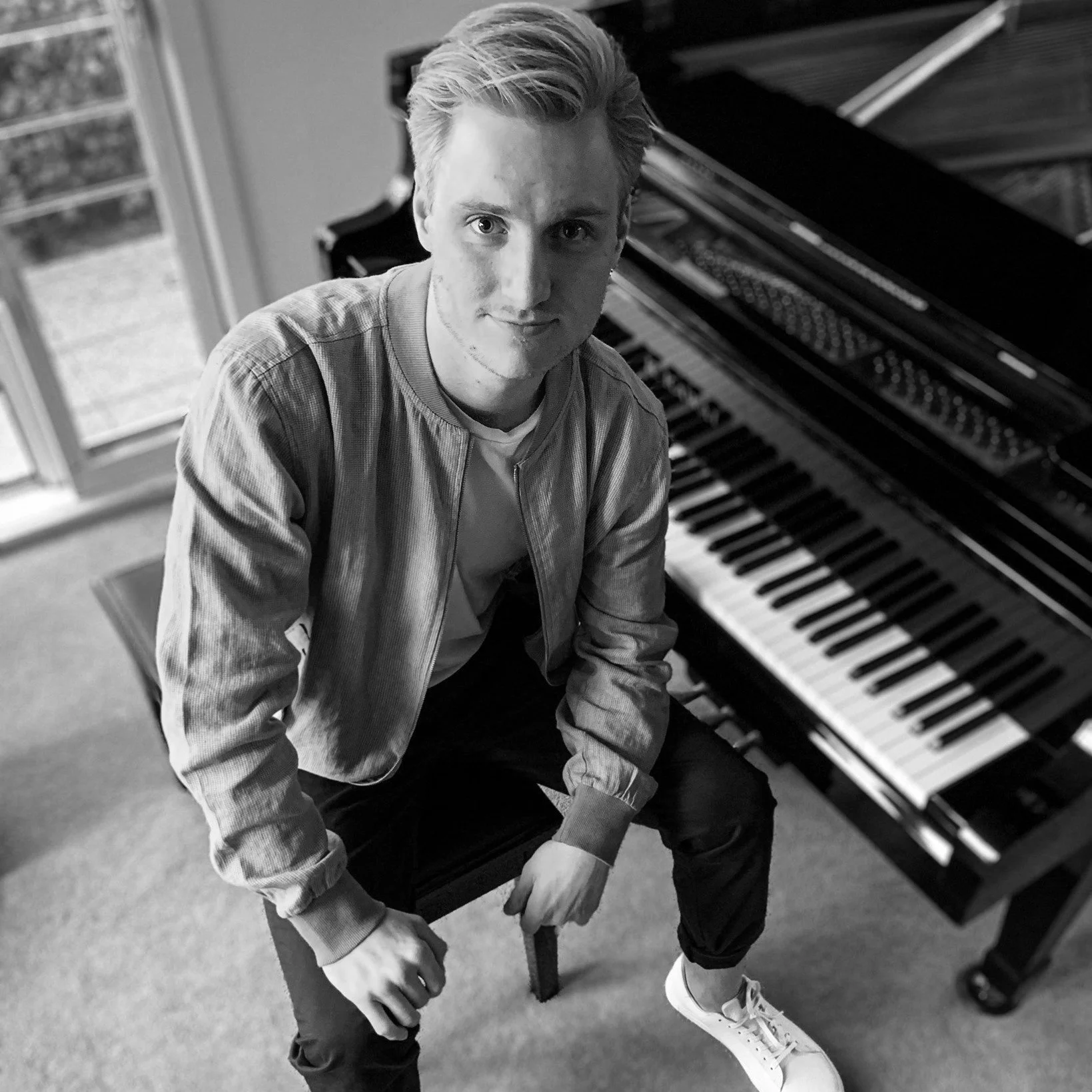Sunday Sessions Live Music with Max Rowe