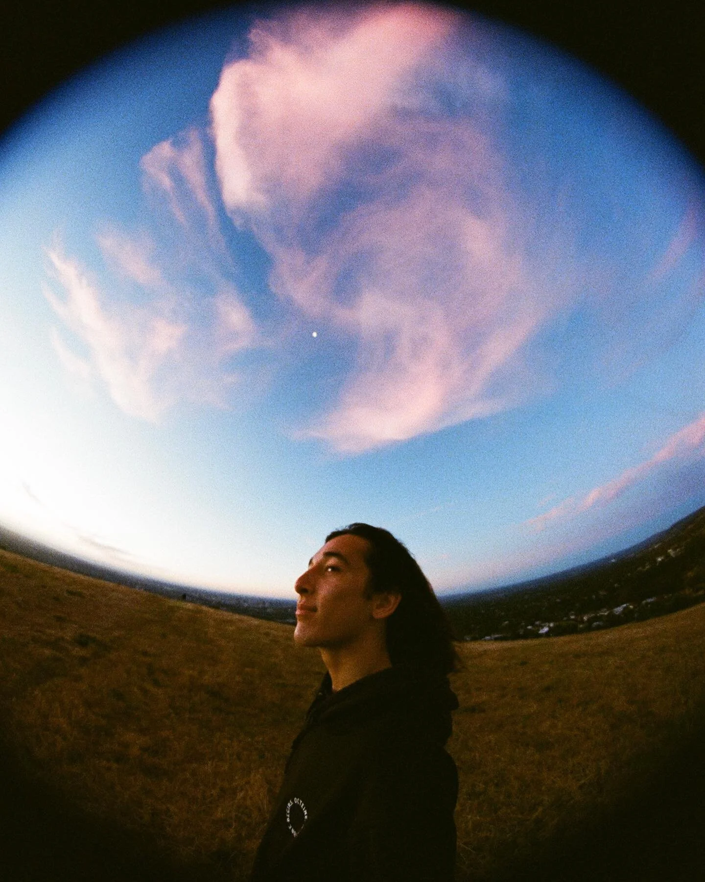 The fairy floss sky 
Taken with my new groovy lens 
With cam the camera man

#filmcamera #film #filmphotography #mm #filmisnotdead #mmfilm #analogphotography #filmcommunity #photography #analog #kodak #filmphoto