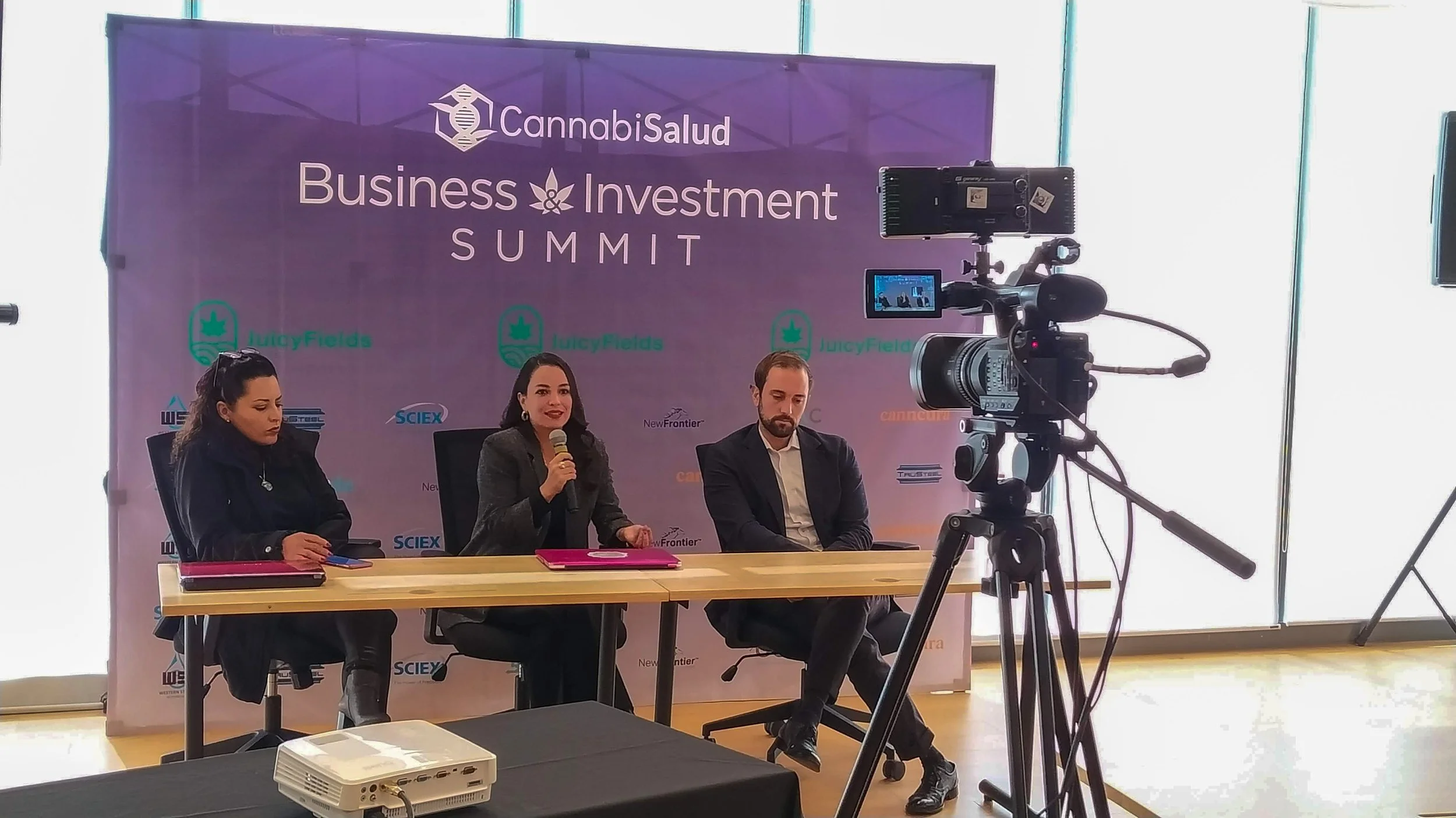   Martha Laura López , directora de SIPI Fund,  Lorena Beltrán , CEO de CannabiSalud, e  Íñigo Olavarri,  director de Procanna Solutions, durante la conferencia de prensa de CannabiSalud Business & Investment Summit.  