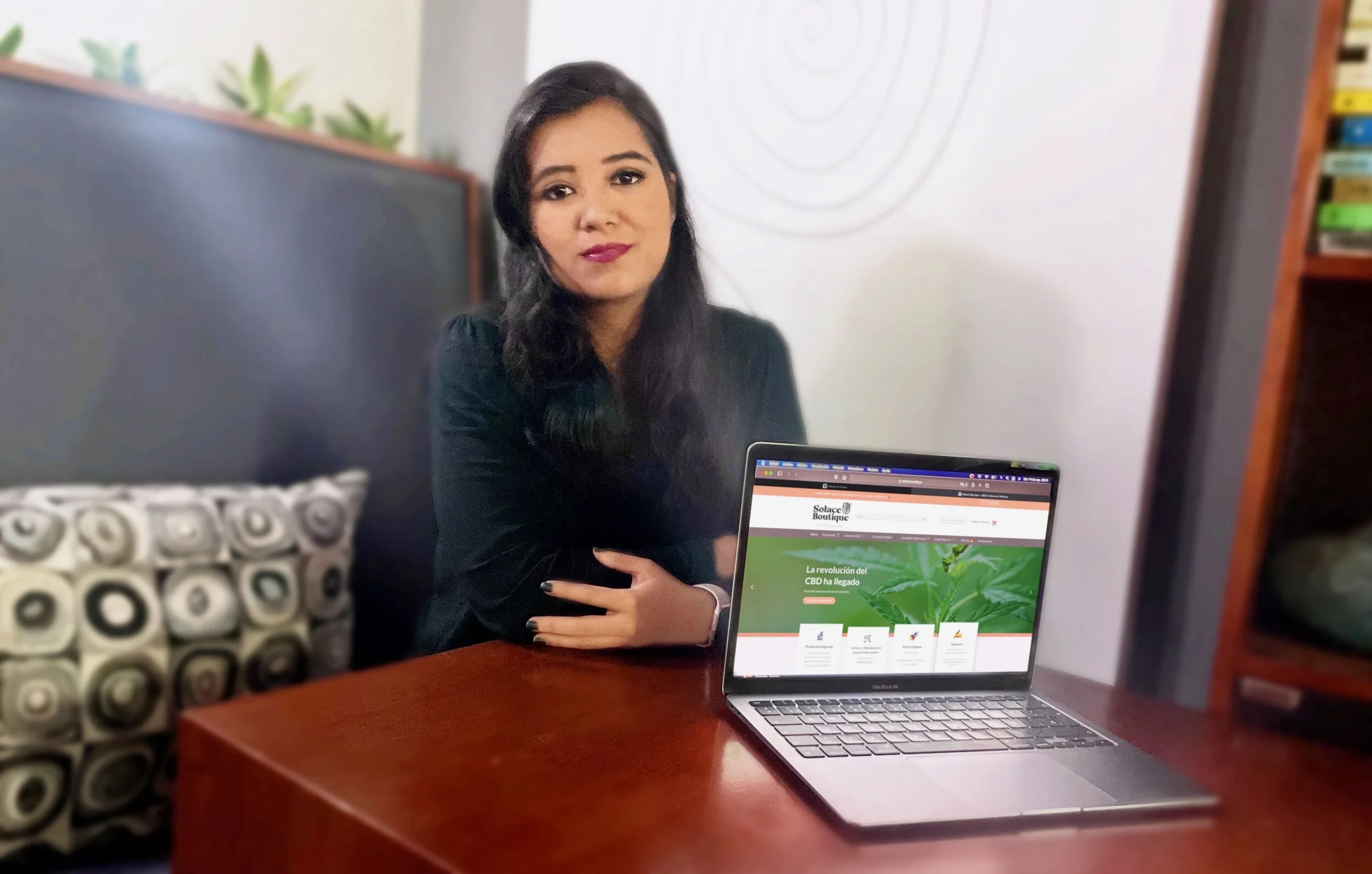   Cinthia López Alfaro,  directora de marketing de  Solace Boutique . 