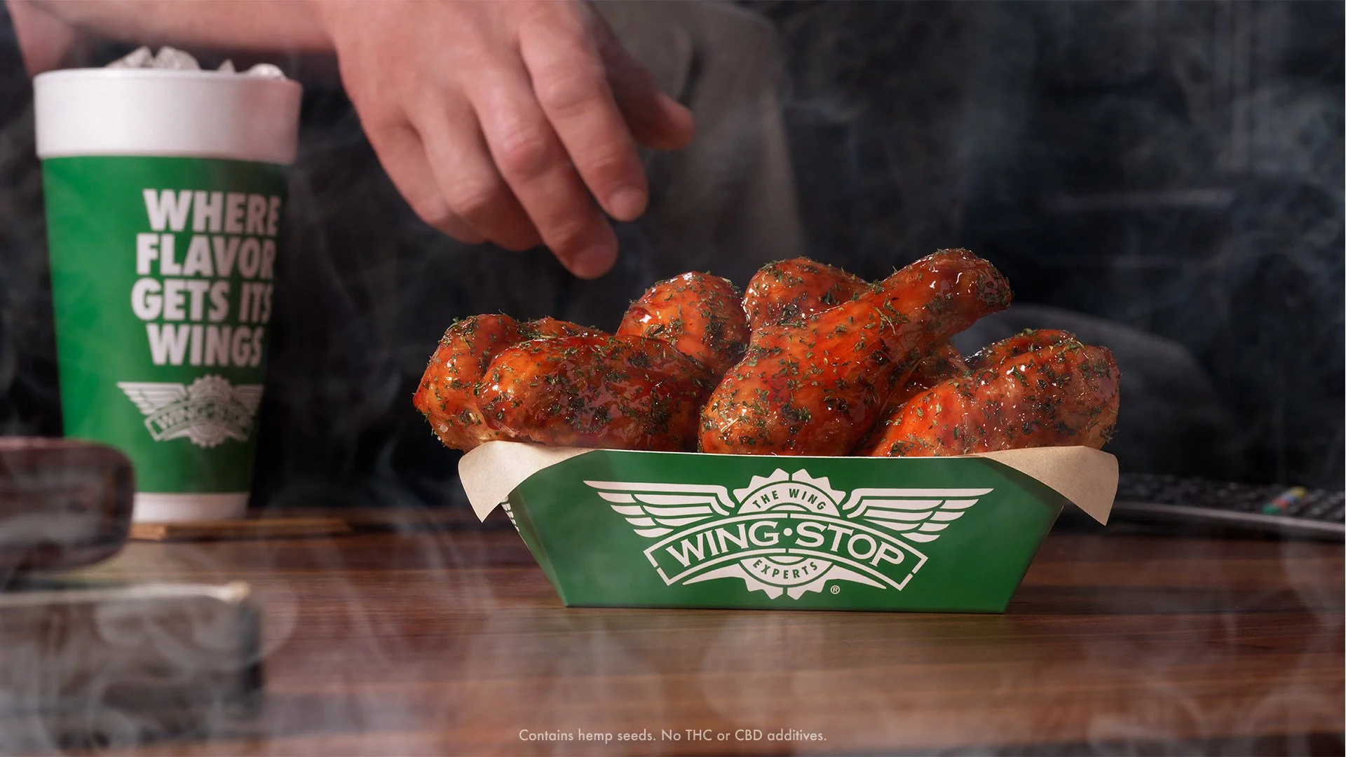   Las alitas “Blazed & Glazed” de Wingstop  sazonadas con semillas de cáñamo.  Imágenes: Wingstop.  