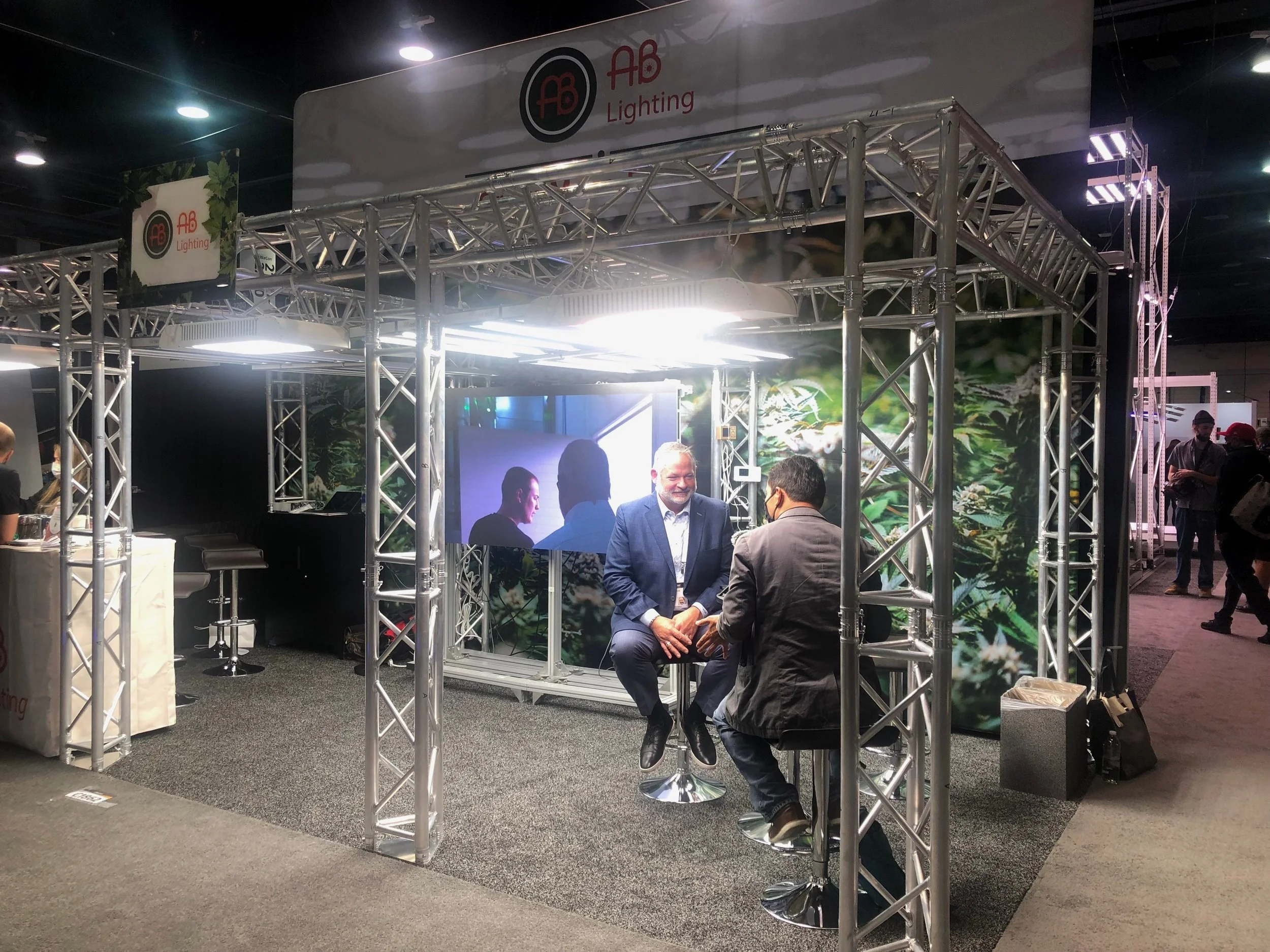   Mark Honeycutt, CEO y fundador de AB Lighting ,  en entrevista para Industria420 durante el MJBizCon 2021. Imágenes: AB Lighting.  