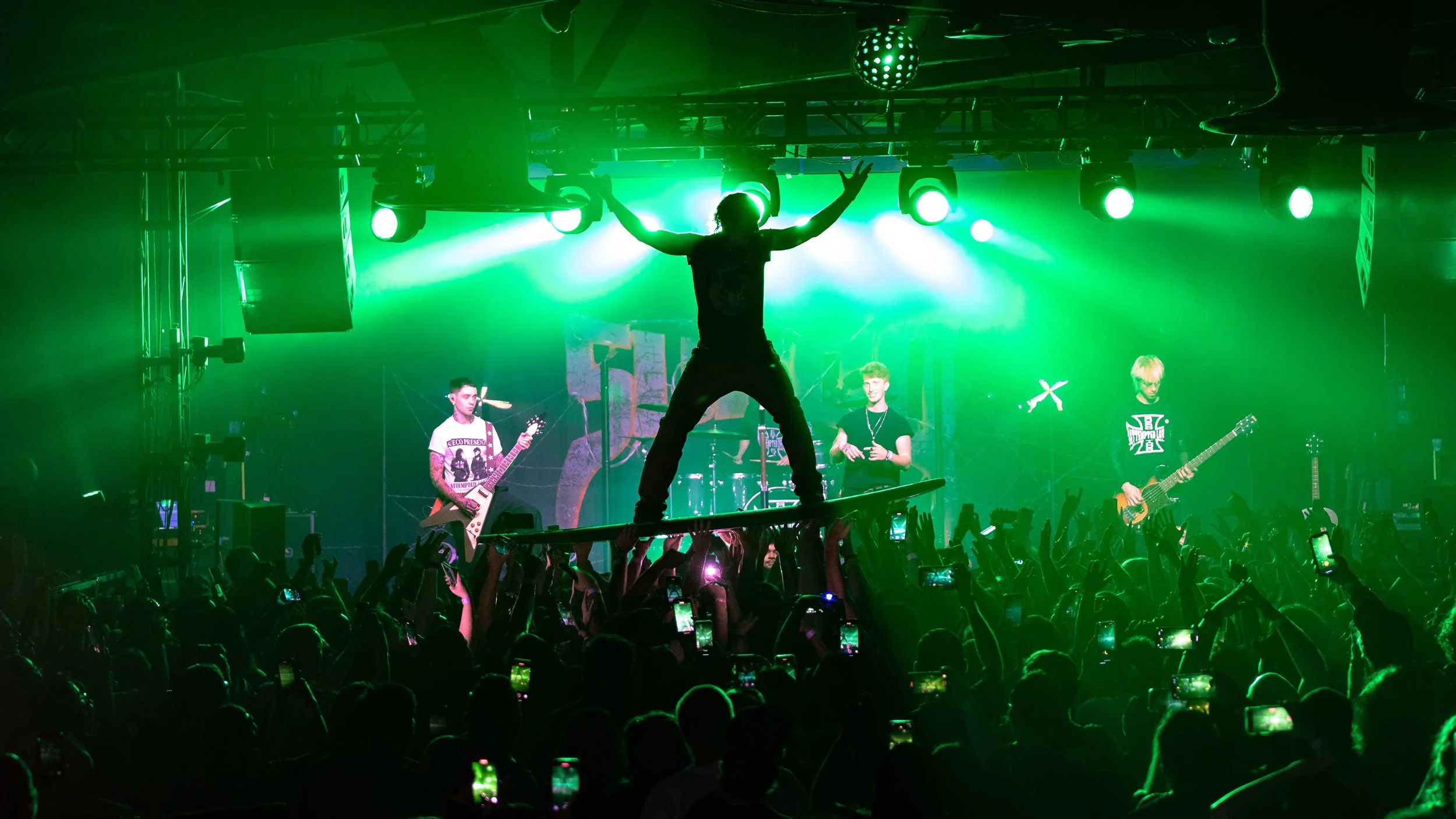 Sueco Crowd Surfing