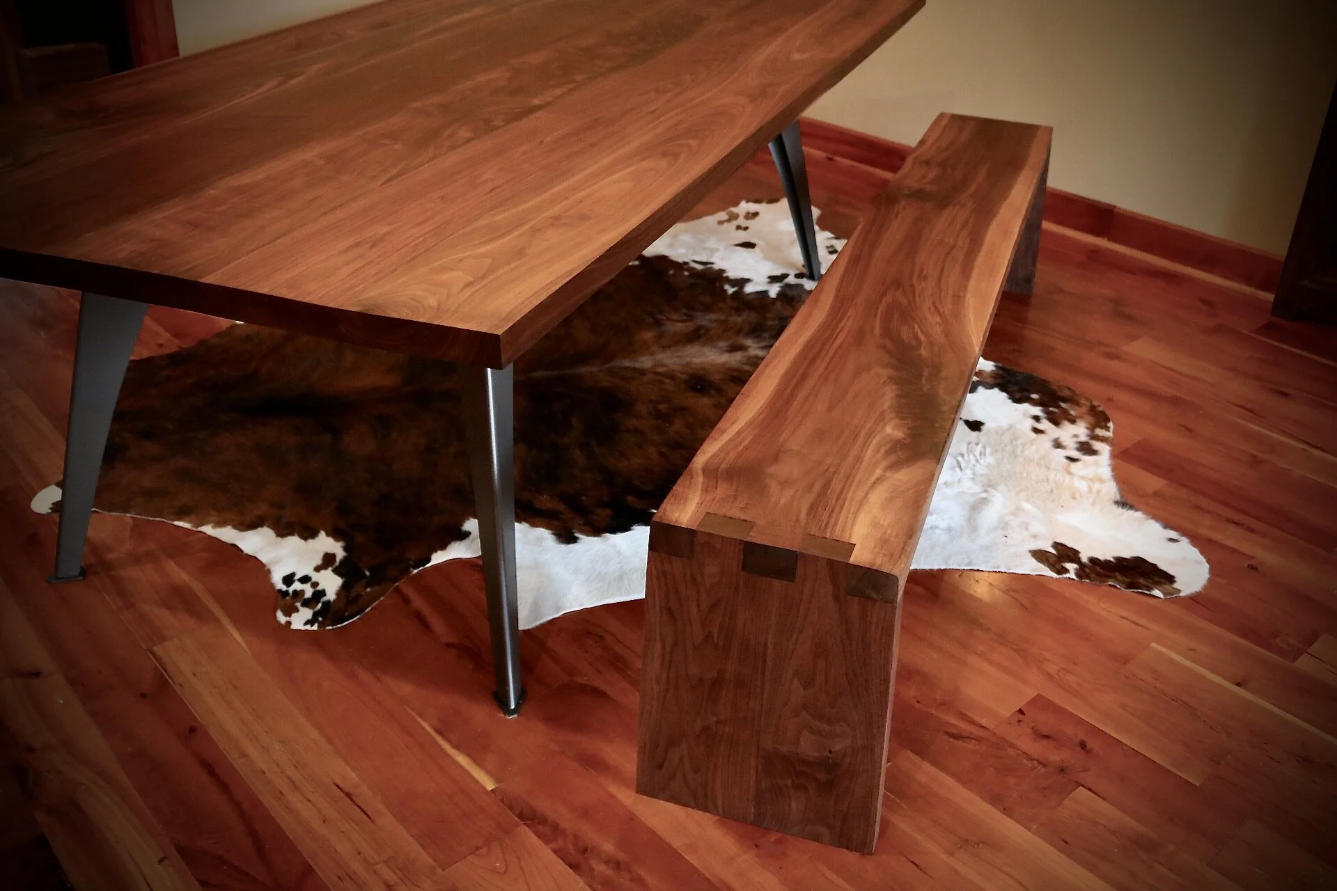 Handsome Mid Century Modern Dining Table W/ Leather Table