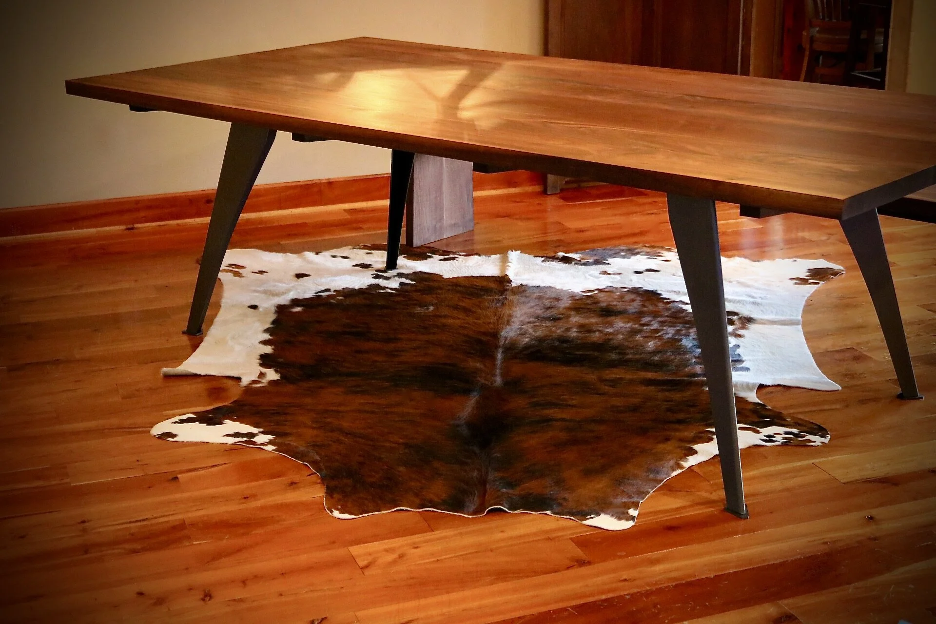 Handsome Mid Century Modern Dining Table W/ Leather Table