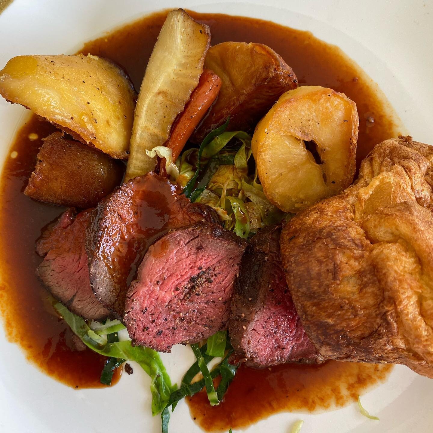 Cracking outdoor lunch at the @wheatsheafbath at the weekend! Enjoyed in the beautiful sunshine ☀️ 
.
.
.
.
#wheatsheaf #bathrestaurants #countrypub #outdoorlunch #roastbeef #yorkshirepudding #eatingout #hospitality #reopening