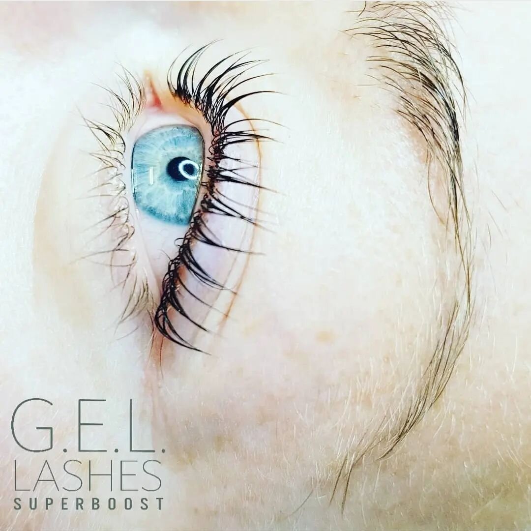 G.E.L. Lash Lift is a world-leading treatment that lifts, bends, adds volume, colors and STRENGTHENS your natural lashes! 😍 

💚 Fruit &amp; plant extracts
💚 Organic conditioner
💚 Silk peptides
💚 Keratin 

❌ NO Harsh Chemicals⁣
🙅&zwj;♀️ NO maint