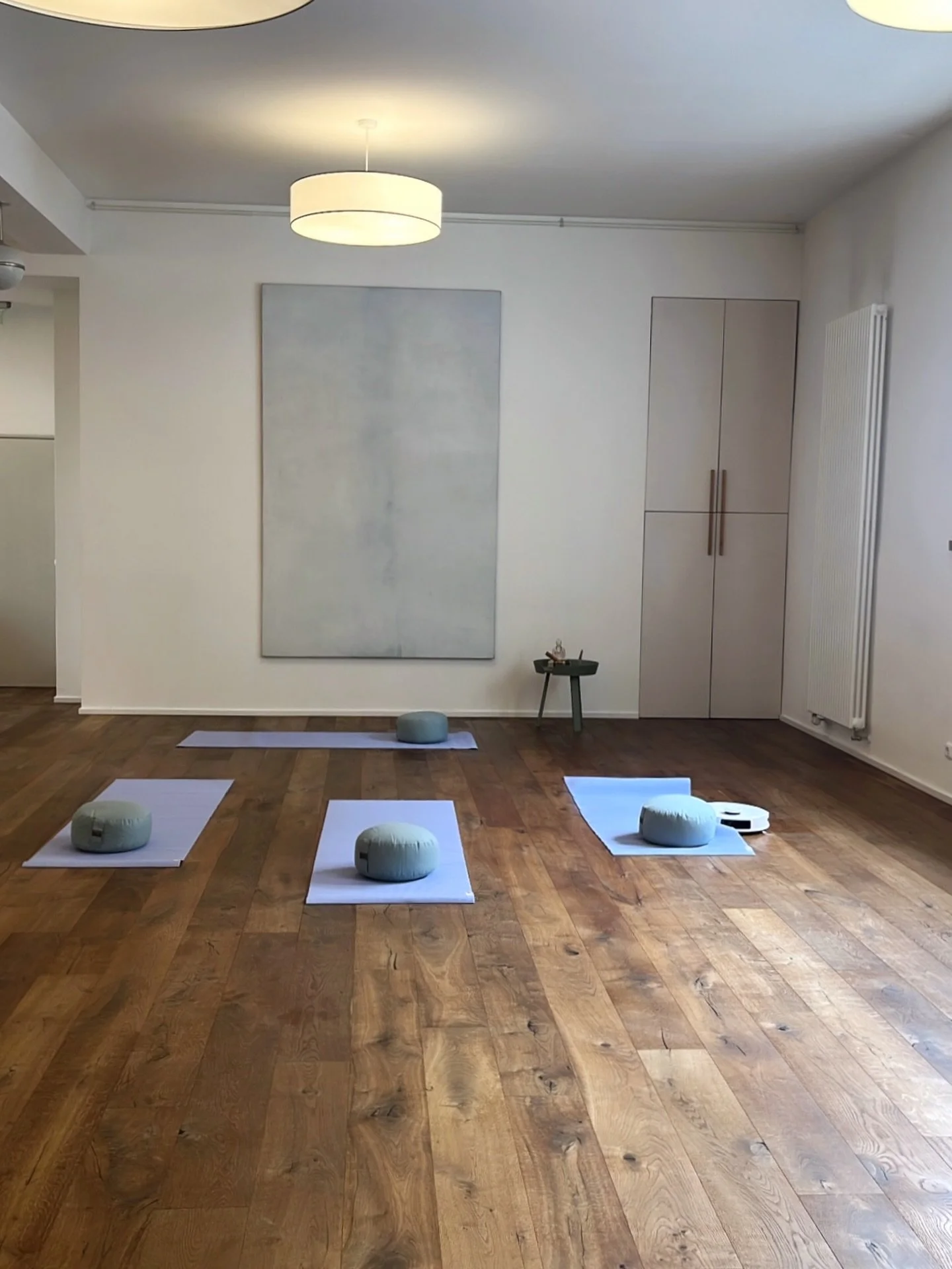 SHHH.. Robo s&auml;ubert gerade 🤫 nach der Class.

Danke f&uuml;r jeden Donnerstag seit letztem September fully Deeper Journaling, Soham und Grounding Meditations f&uuml;r mehr from the Inside und weniger #goodvibe im Au&szlig;en.

#awakenparadise #