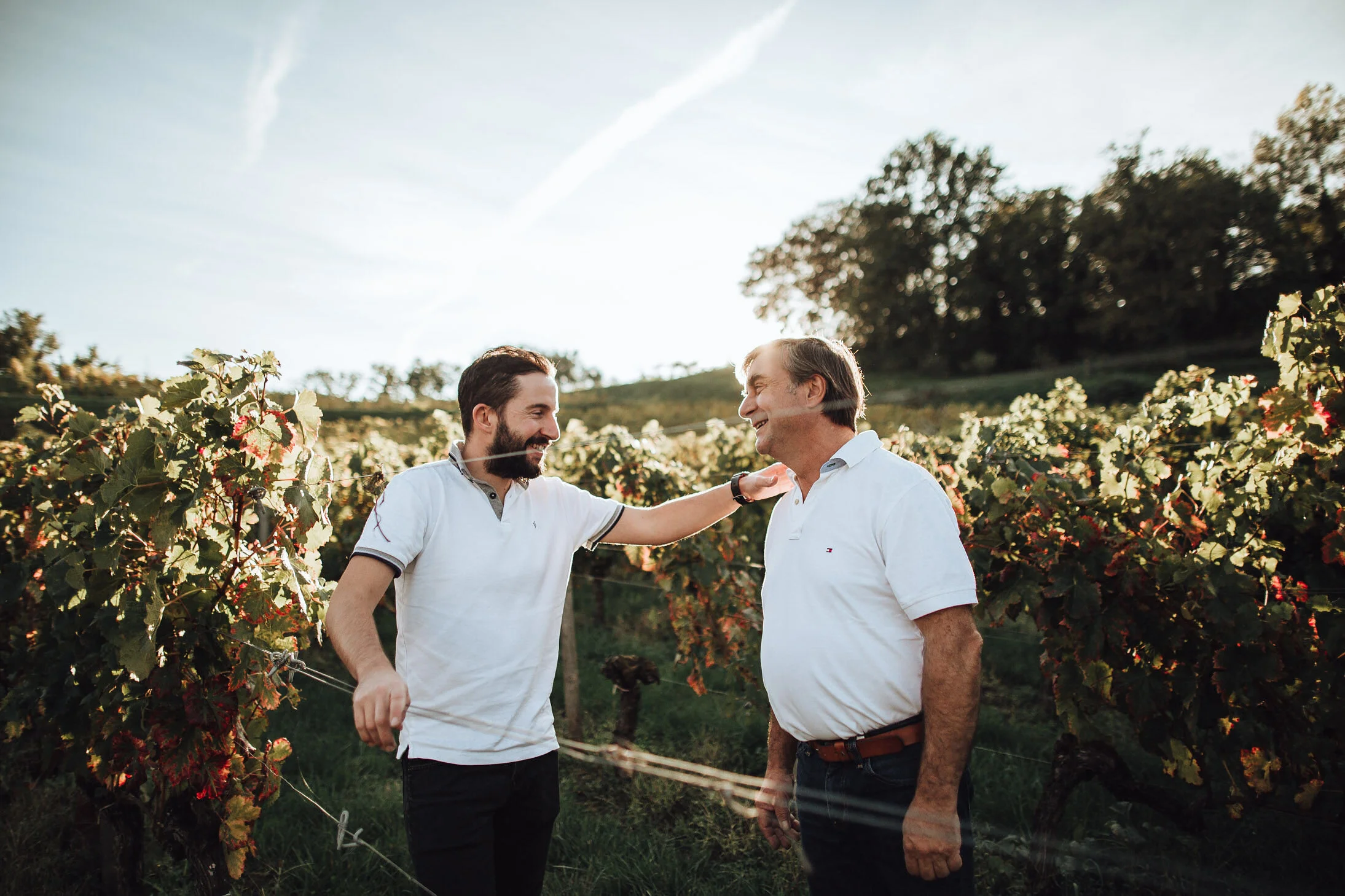 Jérémy Brun et son père dans les vignes du Domaine du Carrelet, une histoire familiale de transmission et de viticulture à Bordeaux.