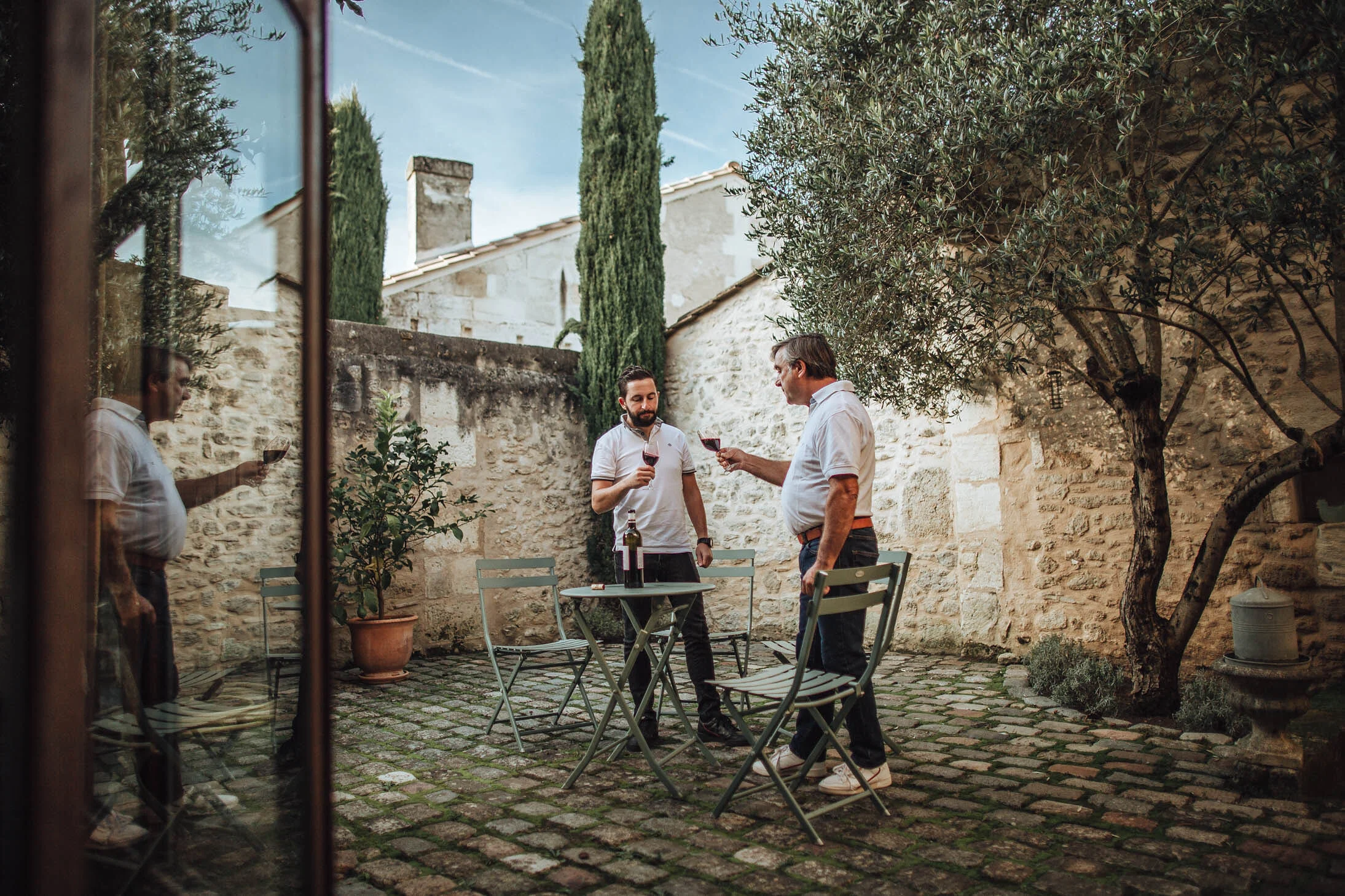 Jérémy Brun et son père partageant une dégustation au Domaine du Carrelet, vignoble familial en AOC Bordeaux fondé sur la transmission.