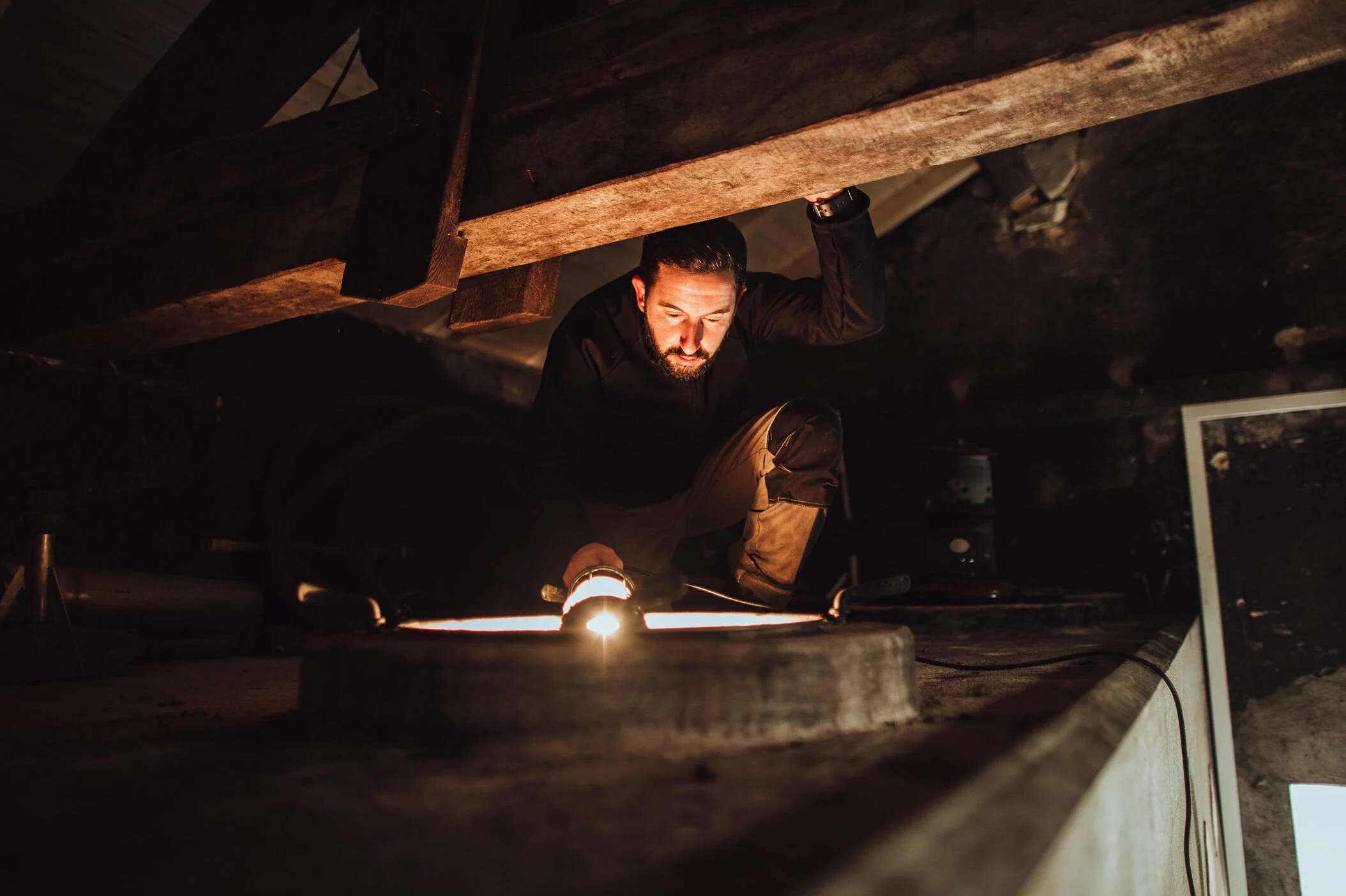 Travail de vinification au chai du Domaine du Carrelet près de Fronsac, avec remontage des vins en AOC Bordeaux.