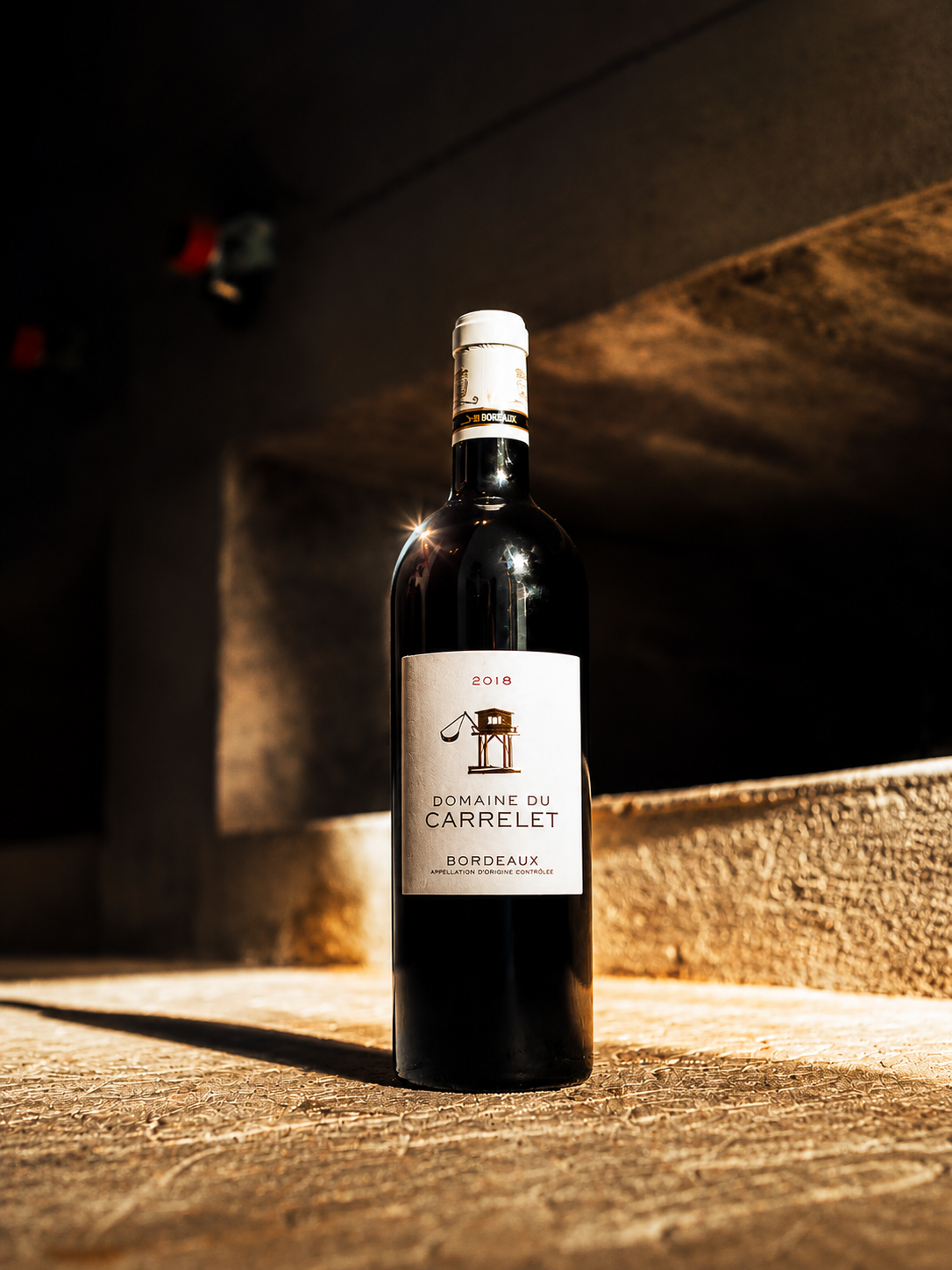 Bouteille de vin rouge 100 % Merlot du Domaine du Carrelet, cuvée en AOC Bordeaux.