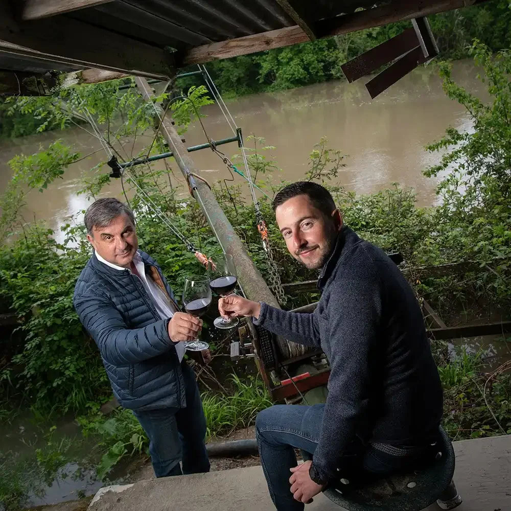 Jérémy Brun et son père partageant un verre de vin au carrelet.