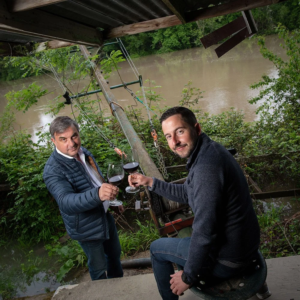 Jérémy Brun et son père au carrelet du Domaine du Carrelet, micro-vignoble familial en AOC Bordeaux près de Fronsac.