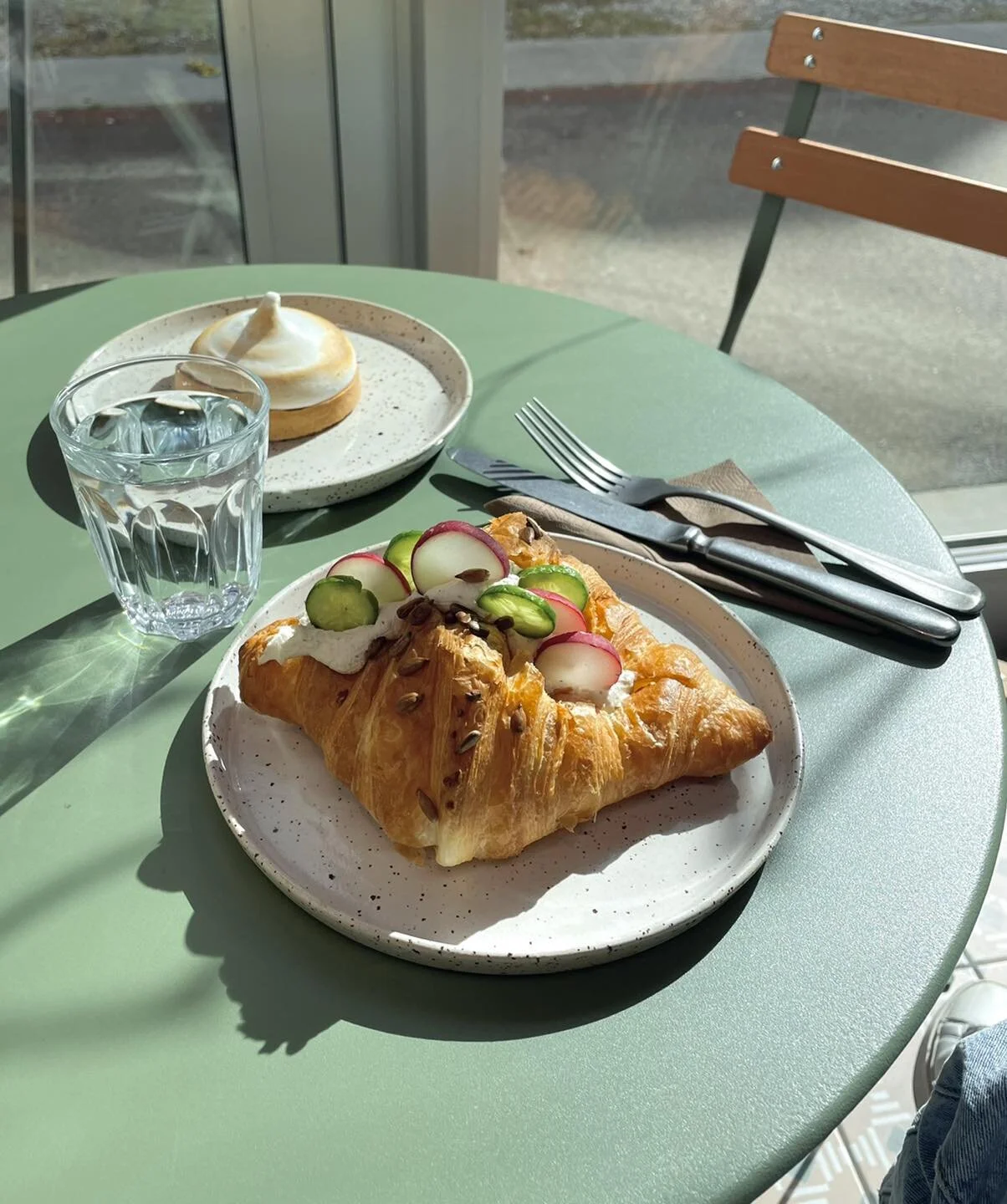 Let's have a look auf unser farbenfrohes Frischk&auml;se Croissant &amp; das prominente Zitronen Tartelette 🧂🍬

#altstetten #latteart #viennoserie #coffee #croissant #tasty #chocolatine #foodlover #painauchocolat #chocolat #letzibach #love #Sweet #