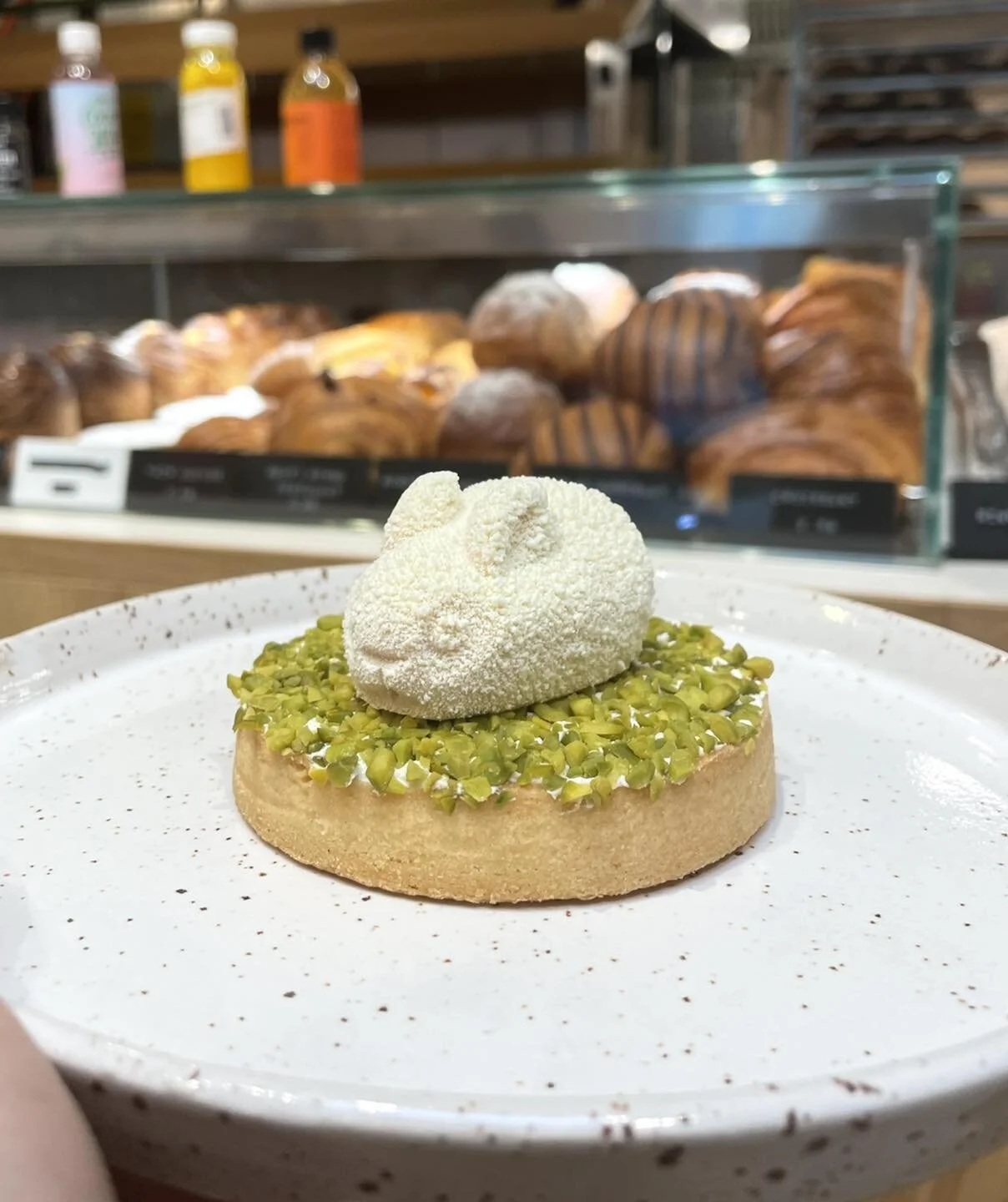 Suchst du noch eine s&uuml;sse &Uuml;berraschung f&uuml;r Ostern? Bei uns im Kaffee wirst du f&uuml;ndig<3

#altstetten #latteart #viennoserie #coffee #croissant #tasty #chocolatine #foodlover #painauchocolat #chocolat #letzibach #love #Sweet #bak