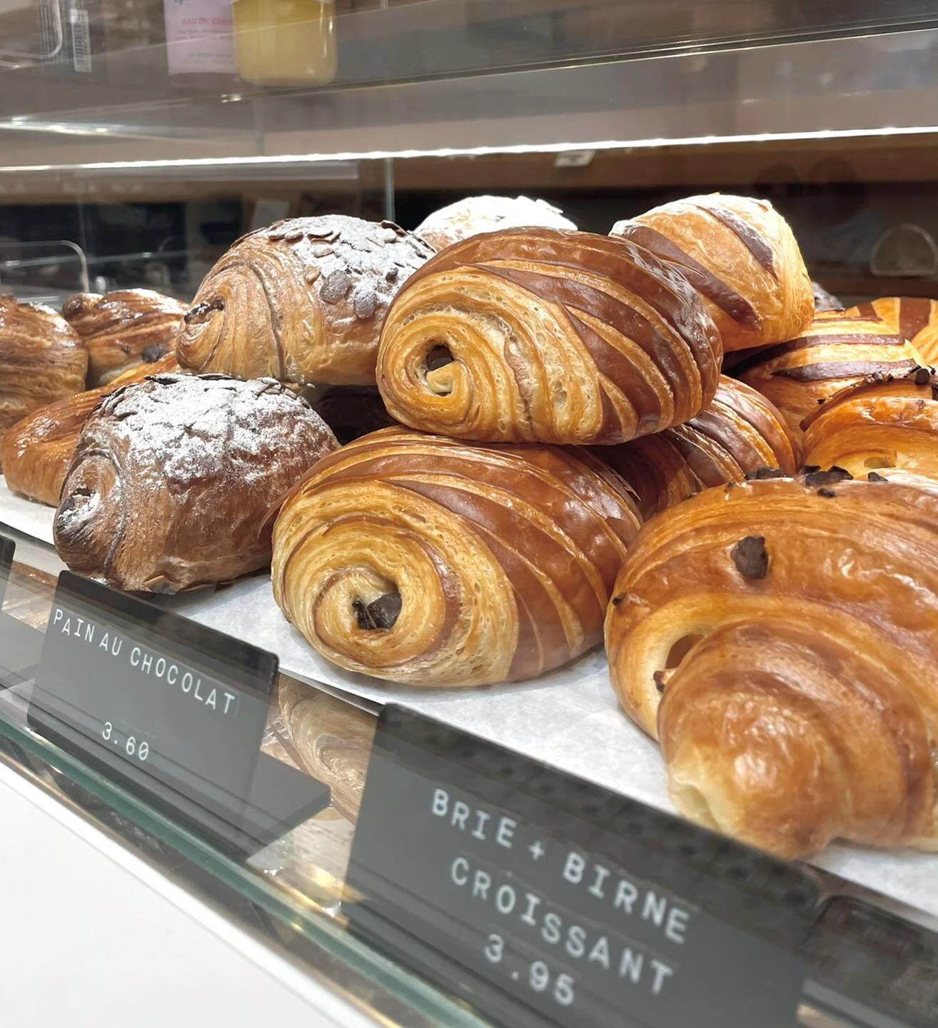 Lass dich von unseren Pastries verf&uuml;hren!💘

#altstetten #latteart #viennoserie #coffee #croissant #tasty #chocolatine #foodlover #painauchocolat #chocolat #letzibach #love #Sweet #baking #frenchpastry #lepetitmarais #bakery #z&uuml;rich #pastry