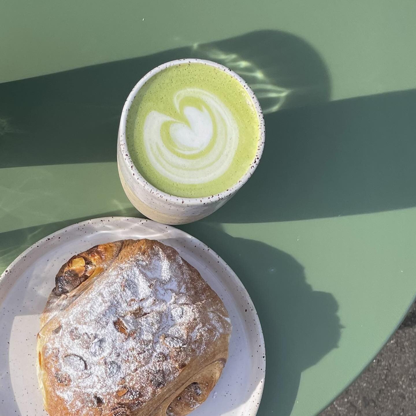 Nebst Kaffee bieten wir auch Matcha Latte, Chai Latte, Pink Chai, Dirty Chai, Heissi Schoggi, Tee und vieles mehr &ndash; kommt vorbei!

#food #brunch #delicious #switzerland #pastryshop #pastry #z&uuml;rich #bakery #lepetitmarais #frenchpastry #baki