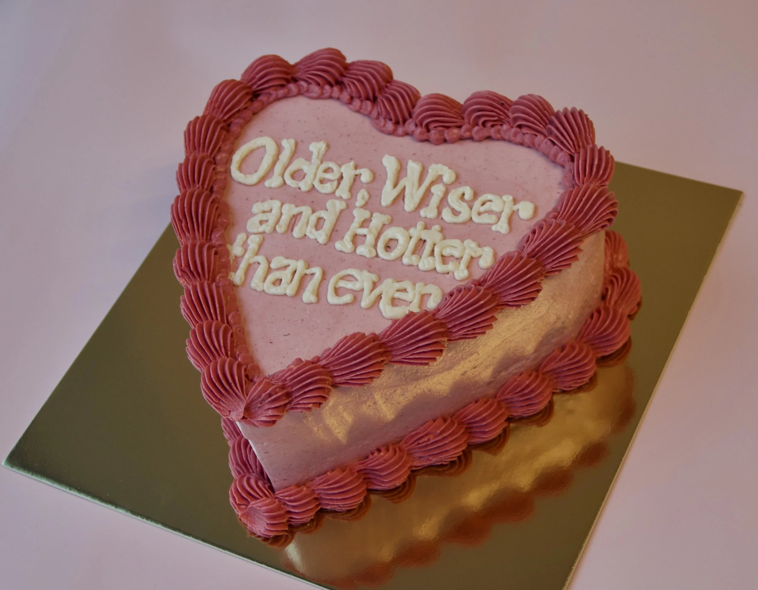 Herzförmige Torte mit Vintage Piping und Schriftzug