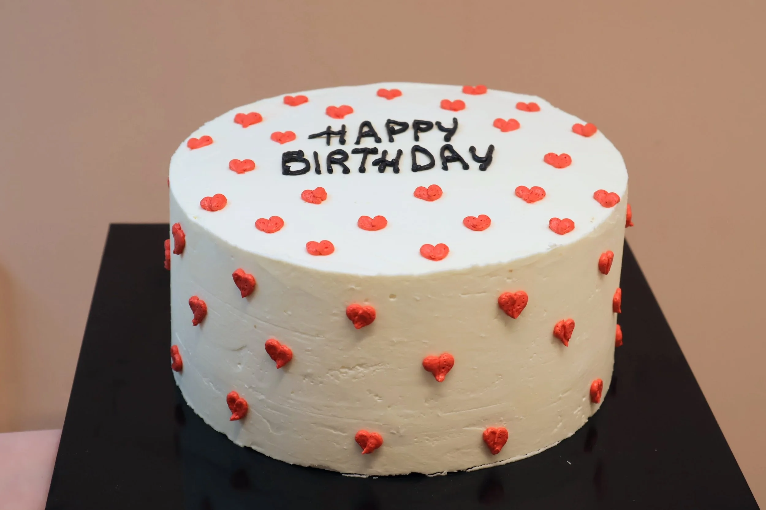 Gebutstagstorte mit Buttercream Herzdekoration und Schriftzug