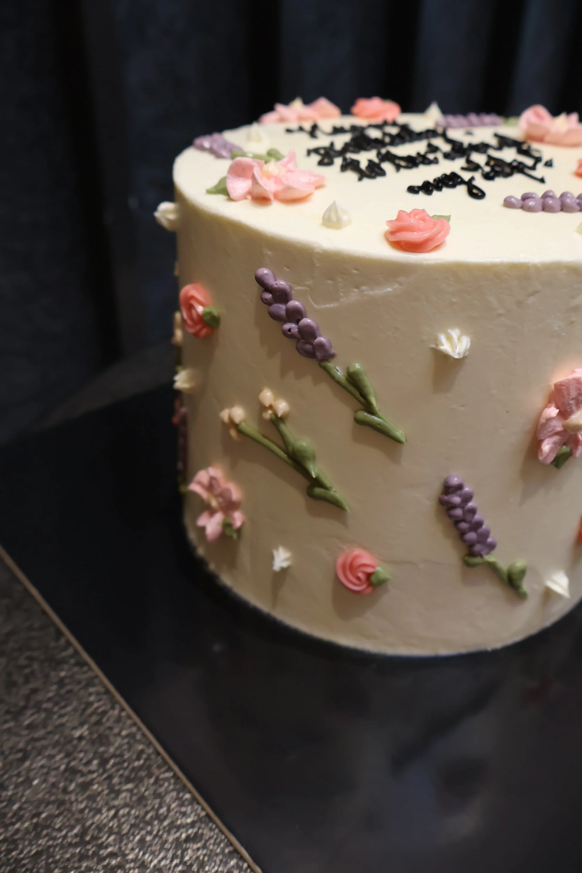 Smooth cake with flower piping decorations