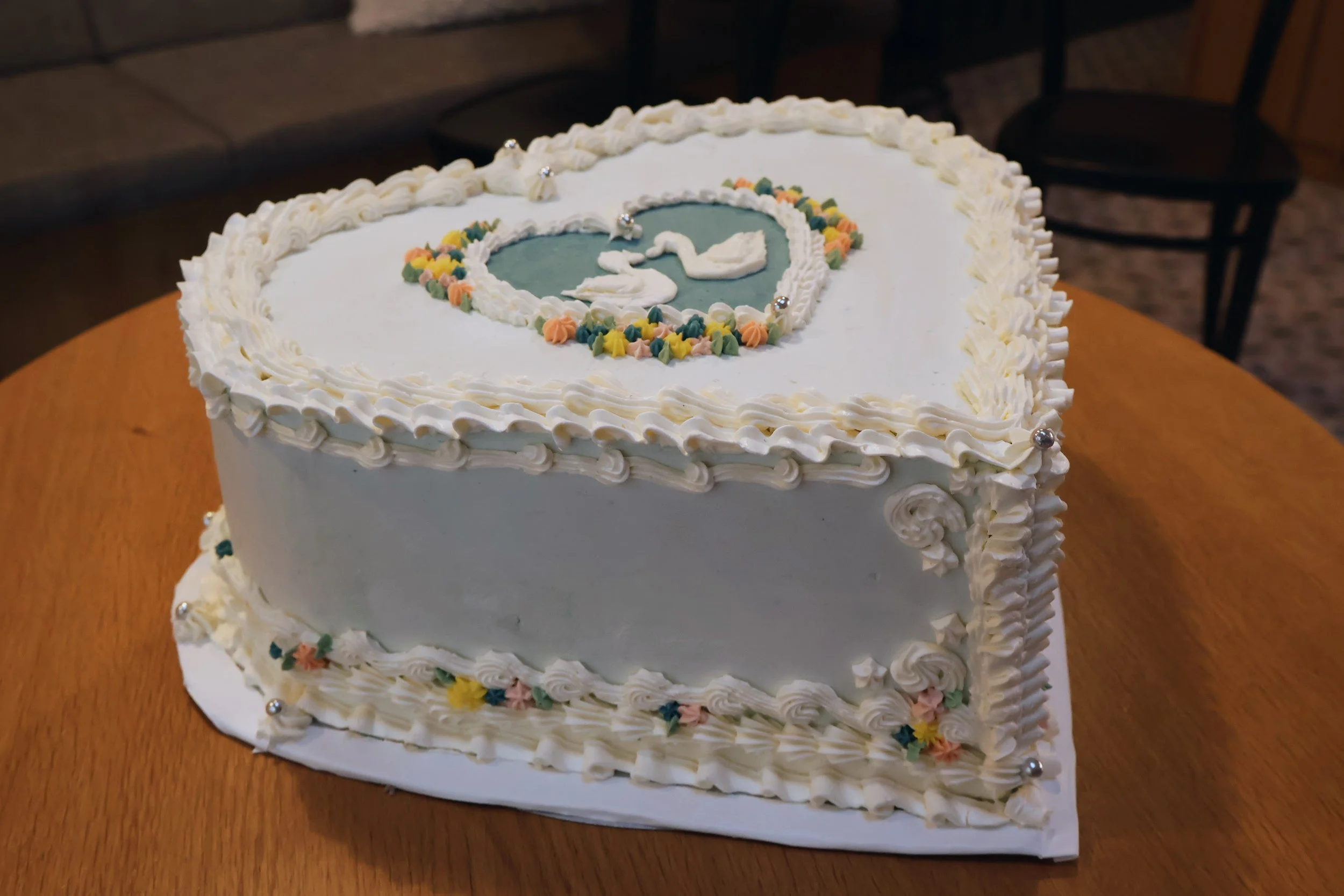 Herzförmige Hochzeitstorte mit Vintage Piping