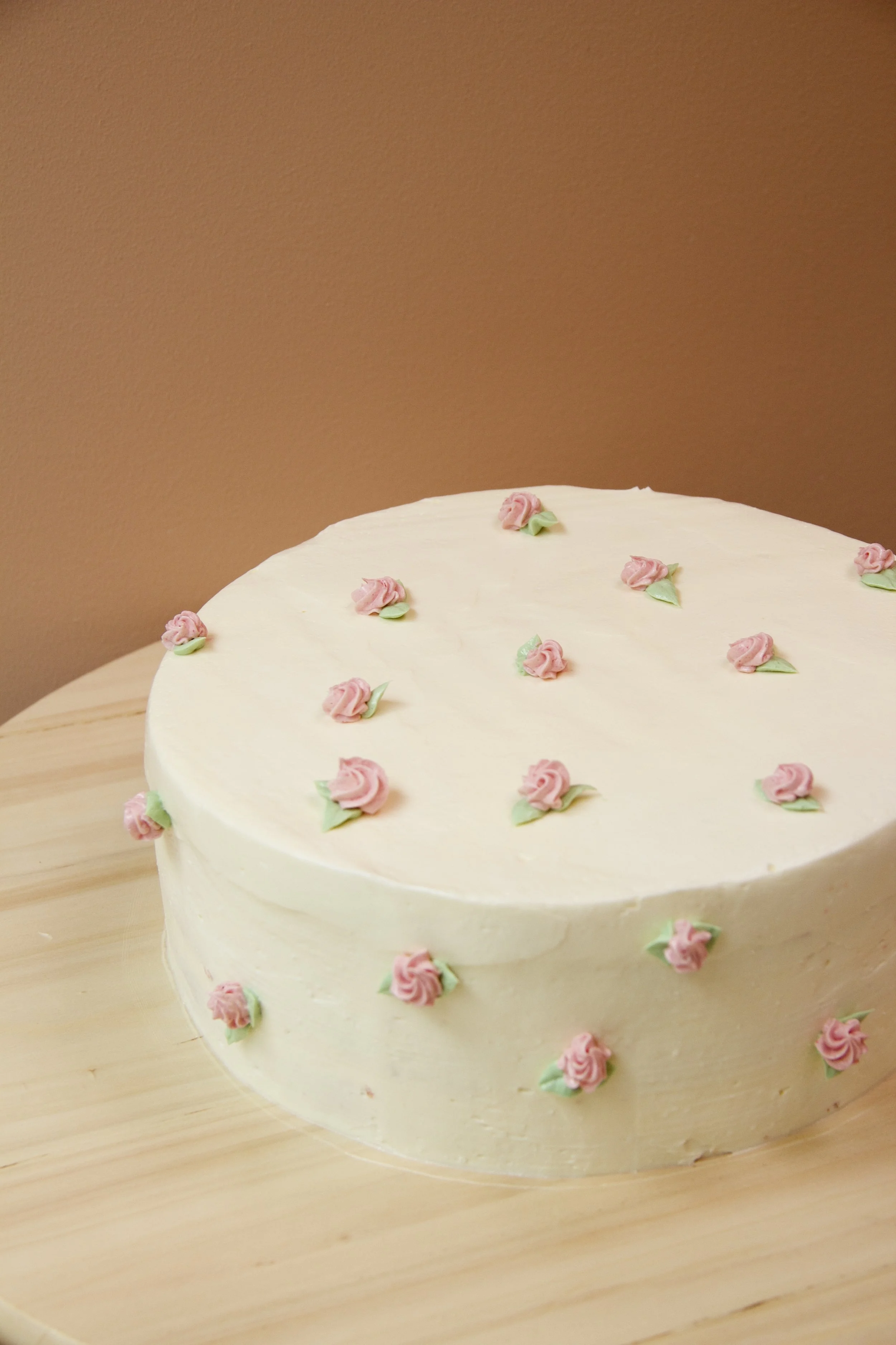 Smooth buttercream cake with flower design