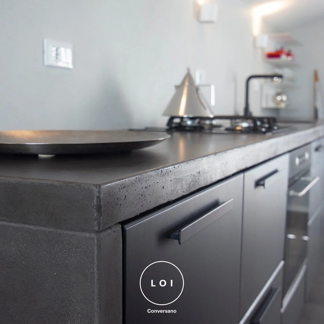 Una miscela unica di cemento e fibra di vetro, una lavorazione unica nel suo genere: i piani cucina e i rivestimenti @cemento_line sono resistenti, leggeri, e totalmente rigenerabili. Una soluzione pi&ugrave; resistente della tradizionale resina e re