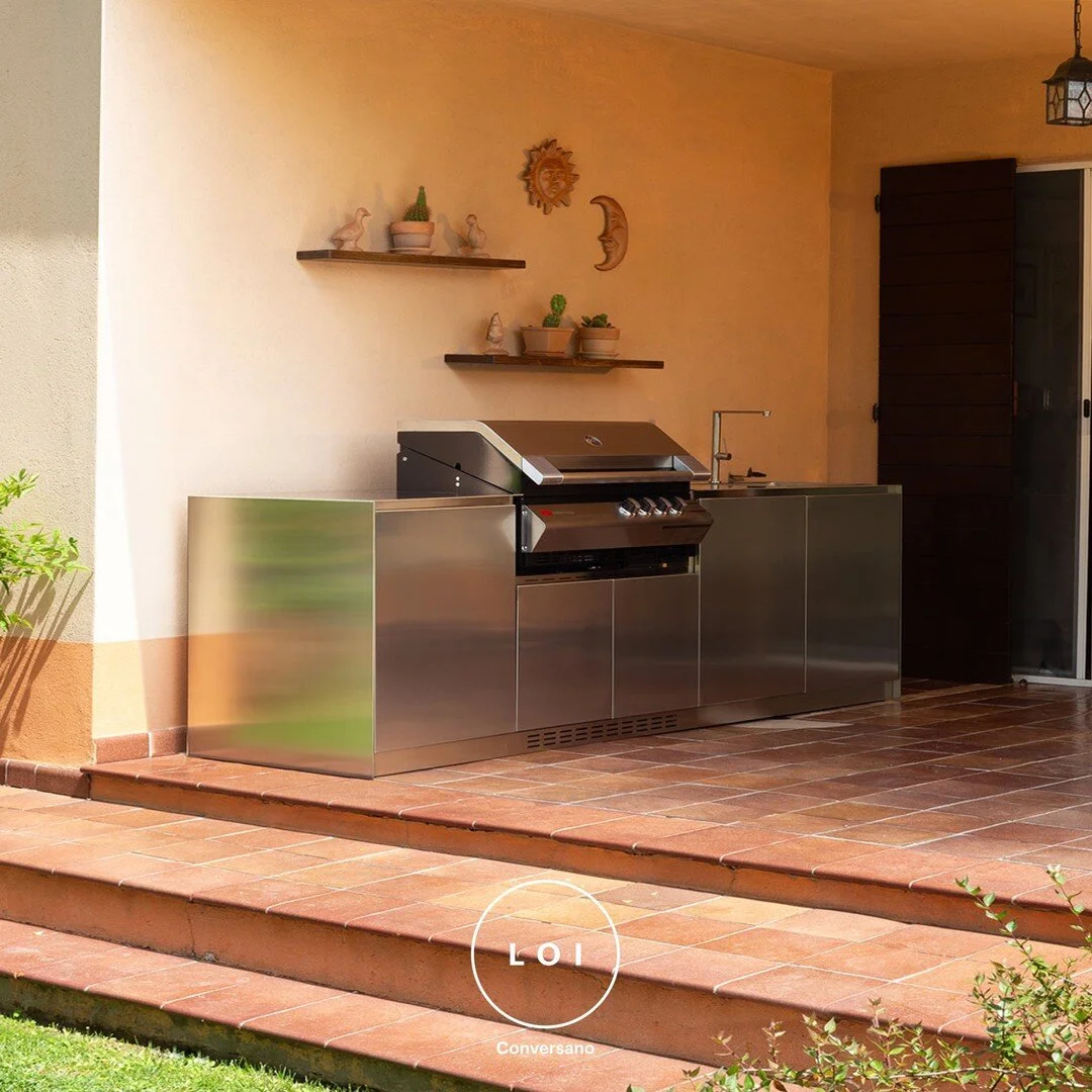 Life is outside. &Egrave; ancora inverno, ma gi&agrave; pensiamo e sogniamo la nostra cucina outdoor artigianale di @officinefanesi. Realizzabile in acciaio inox, corten, alluminio e totalmente personalizzabile nei colori e nelle misure, &egrave; un 