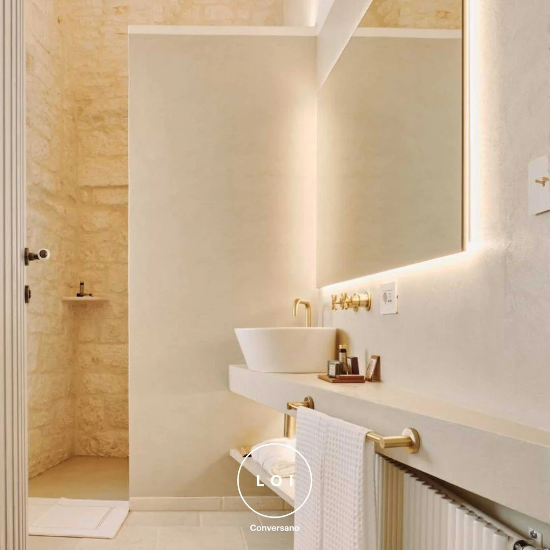 CONSULENZA E FORNITURA 🟡 @1783_dimora_depoca &egrave; la nuova destinazione di charme fra le cummerse di Locorotondo. Per questo splendido progetto abbiamo realizzato sei bagni, occupandoci della fornitura e della posa in opera con materiali di preg