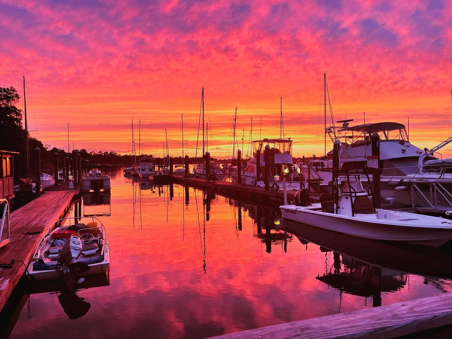 No filter needed for this beautiful sunset view tonight. Such a great place to enjoy dinner at the end of the day 🌅 

#fishtalesrh #richmondhillga #savannahga #hinesvillega #coastalgeorgia #sunset