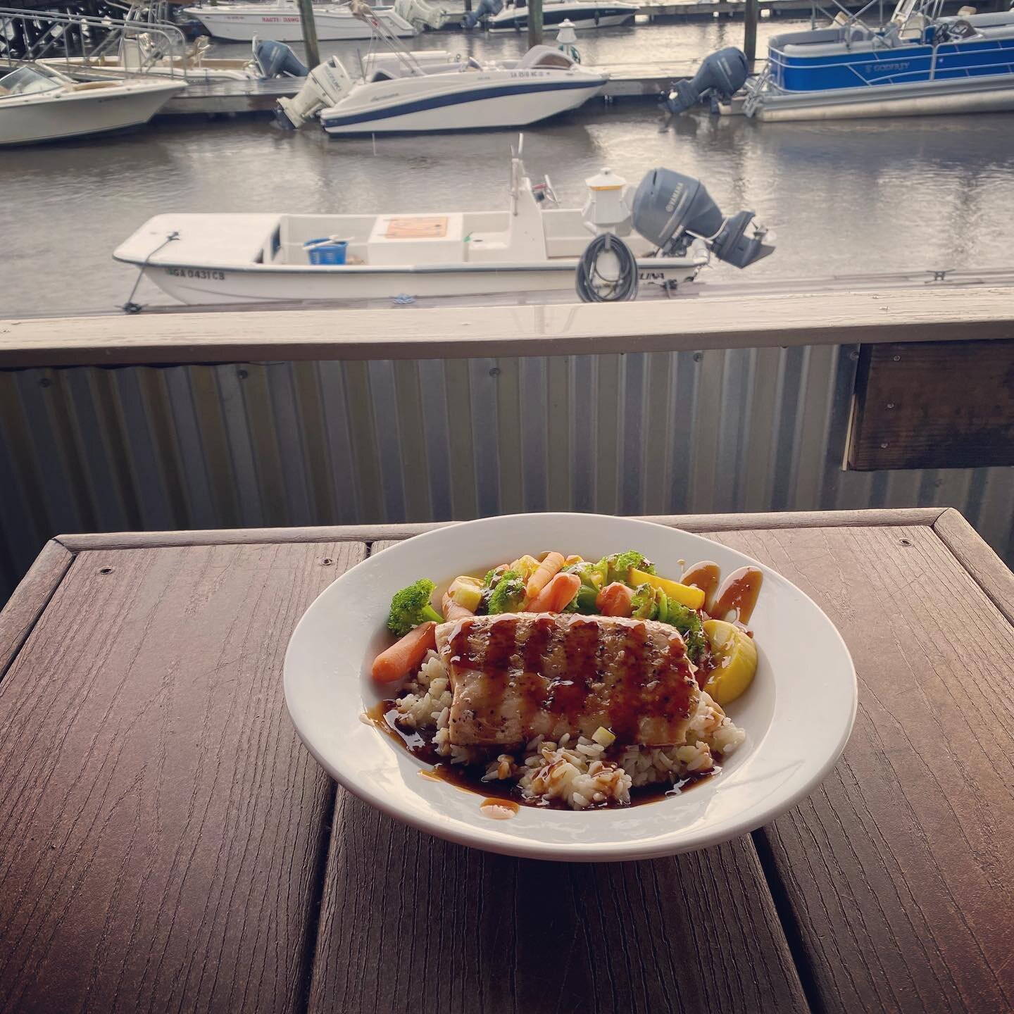 🚨 DINNER SPECIAL 🚨

Our fresh catch this week features grilled Mahi topped with a teriyaki glaze served over a medley of rice and apple pineapple pico🤤 also comes with a side of fresh veggies! 

#fishtalesrh #richmondhill #savannah #coastalgeorgia