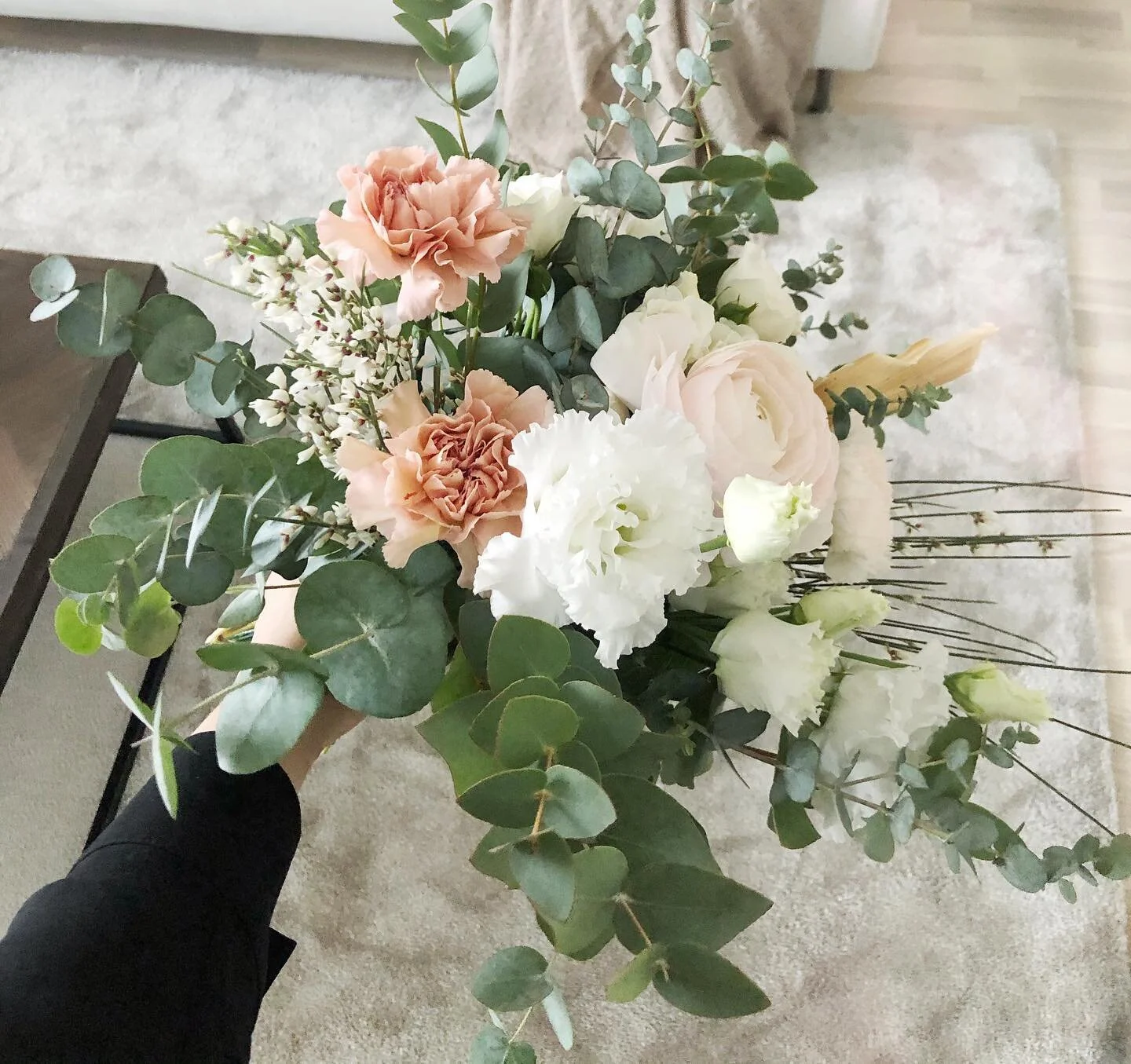 Hei sin&auml; ihana nainen. Nautinnollista naistenp&auml;iv&auml;&auml;. Muista hemmotella itse&auml;si t&auml;n&auml;&auml;nkin 🤍
.
.
.
#lacasacrema #sisustussuunnittelija #sisustusinspiraatio #sisustusidea #kukkia #kukkakimppu #naistenp&auml;iv&au