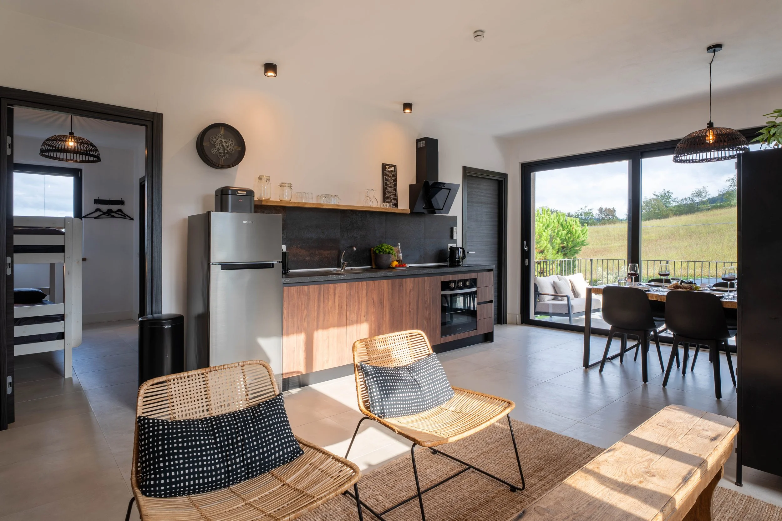 Interieur van een moderne, lichte woonruimte met keuken, eetgedeelte en balkon met uitzicht