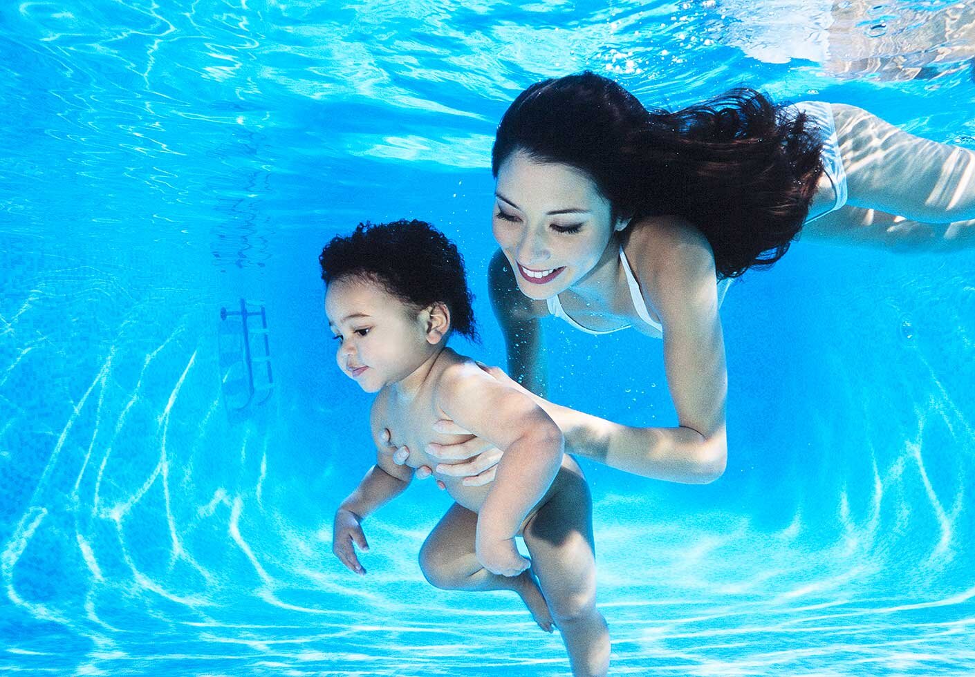 Бассейн мама и ребенок. Фотограф Зена Холлоуэй дети под водой. Фотосессия в бассейне детей. Дети под водой в бассейне. Ребенок под водой.