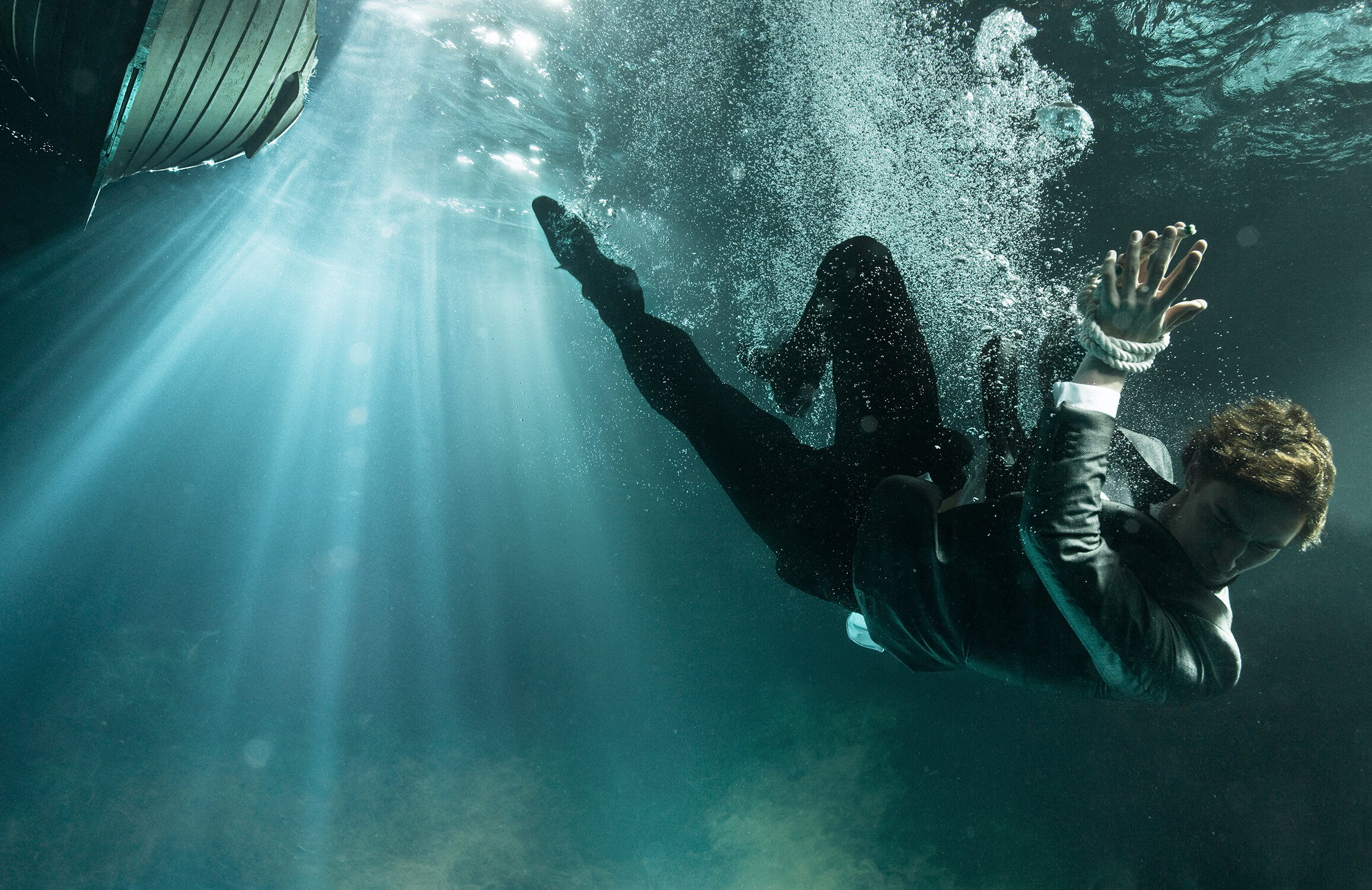 Люди пода. Фотограф Зена Холлоуэй. Человек под водой. Тонет под водой. Парень под водой.
